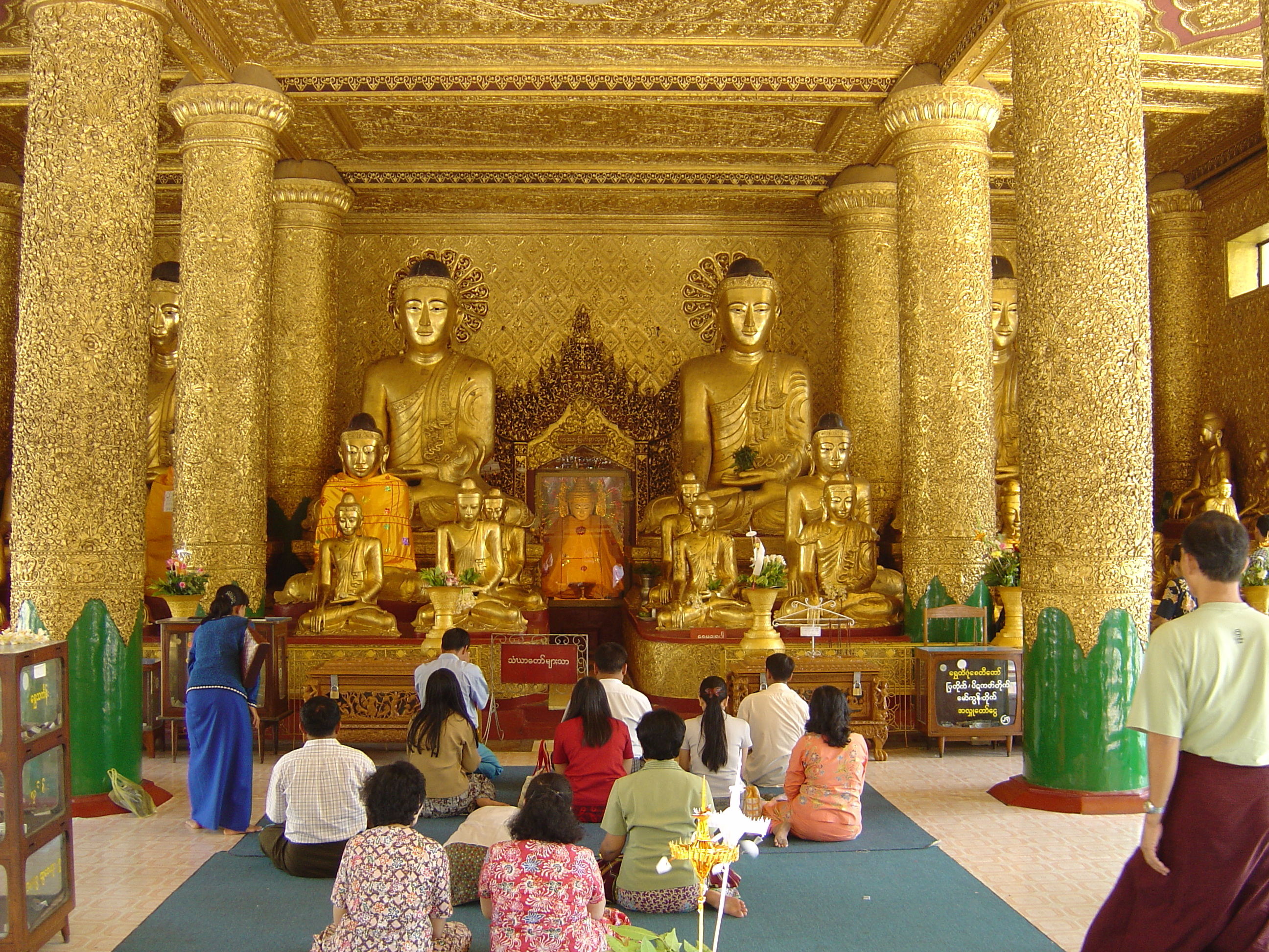 Picture Myanmar Yangon Shwedagon Pagoda 2005-01 34 - Discovery Shwedagon Pagoda