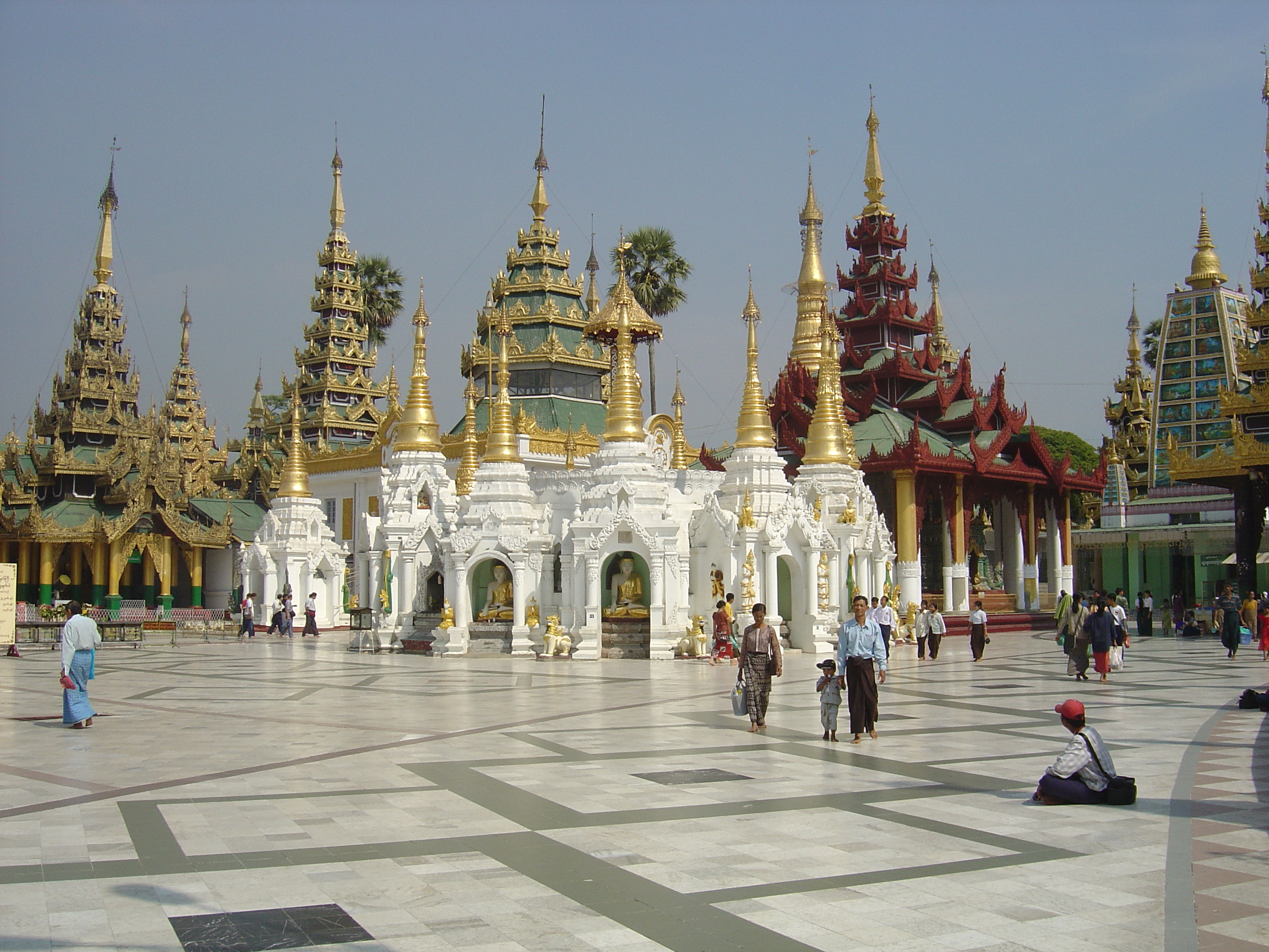 Picture Myanmar Yangon Shwedagon Pagoda 2005-01 43 - Recreation Shwedagon Pagoda