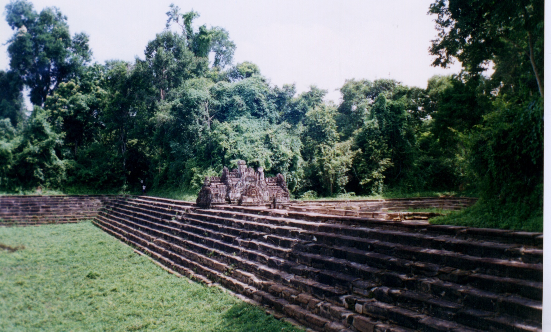 Picture Cambodia Angkor 1996-06 8 - Discovery Angkor