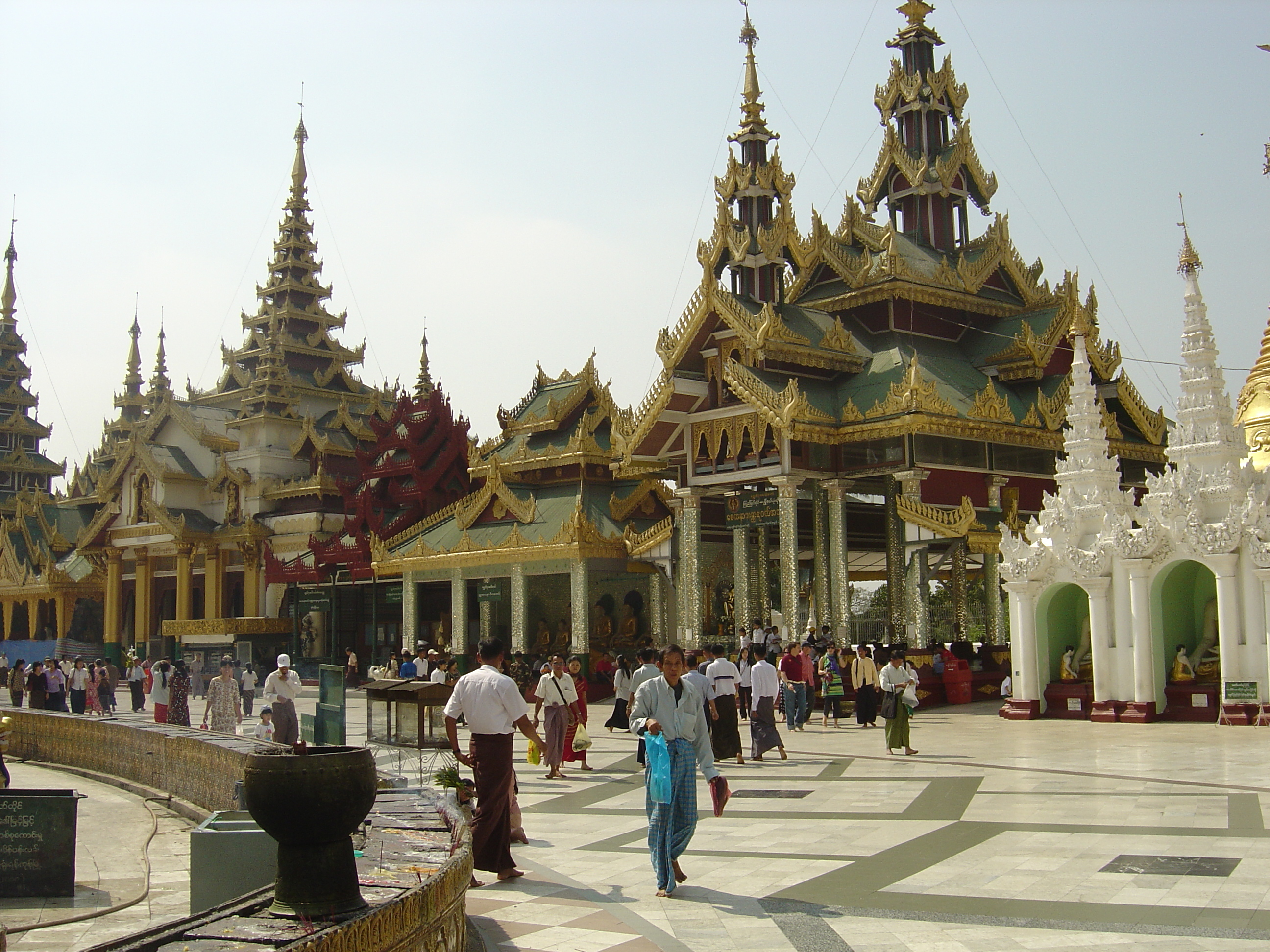 Picture Myanmar Yangon Shwedagon Pagoda 2005-01 6 - Recreation Shwedagon Pagoda