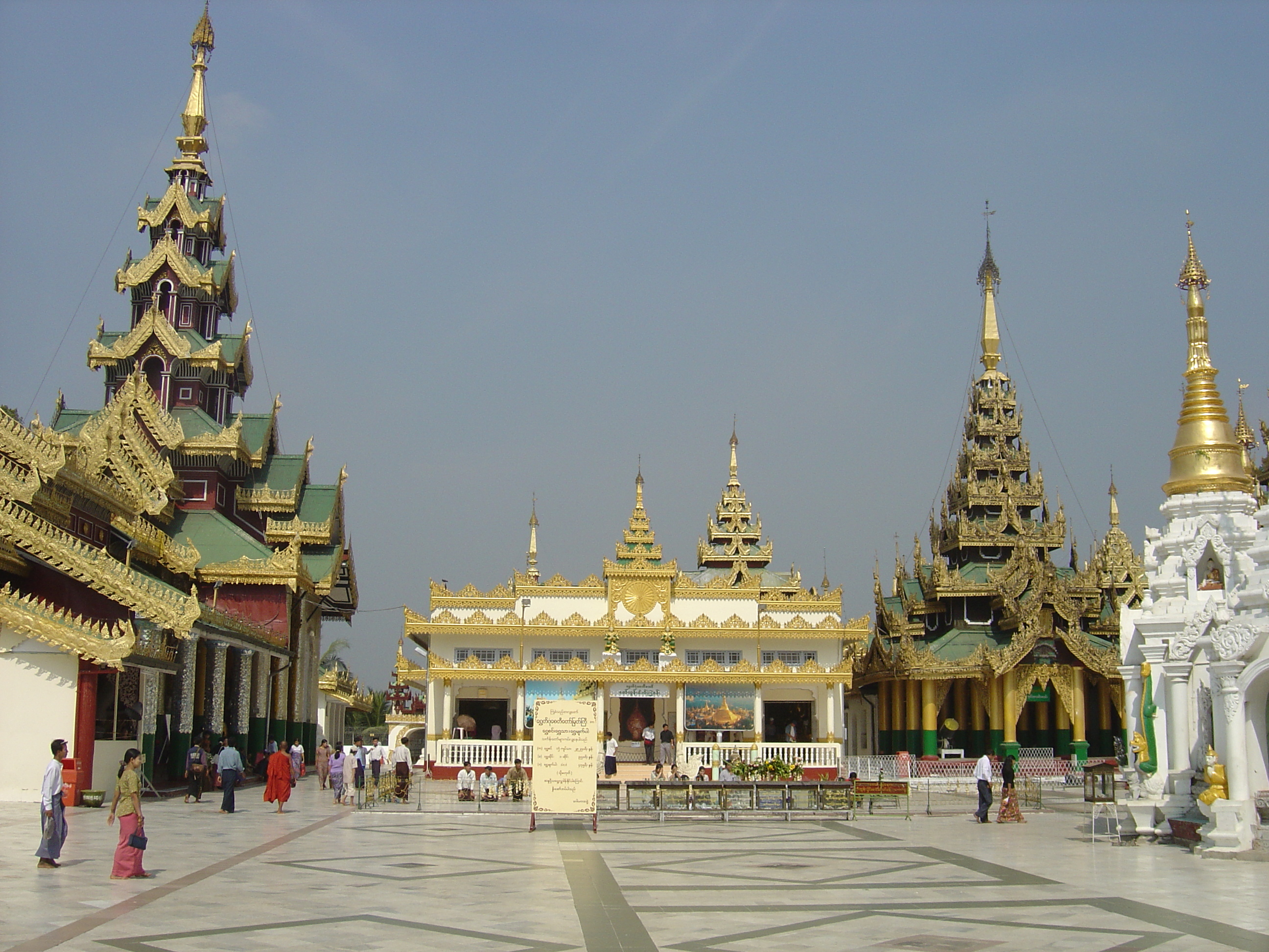 Picture Myanmar Yangon Shwedagon Pagoda 2005-01 11 - Discovery Shwedagon Pagoda