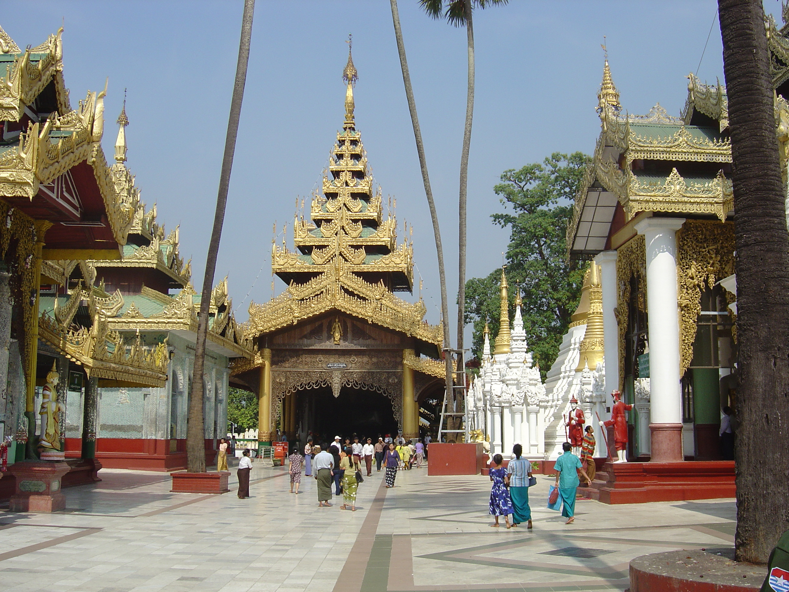 Picture Myanmar Yangon Shwedagon Pagoda 2005-01 32 - Tour Shwedagon Pagoda