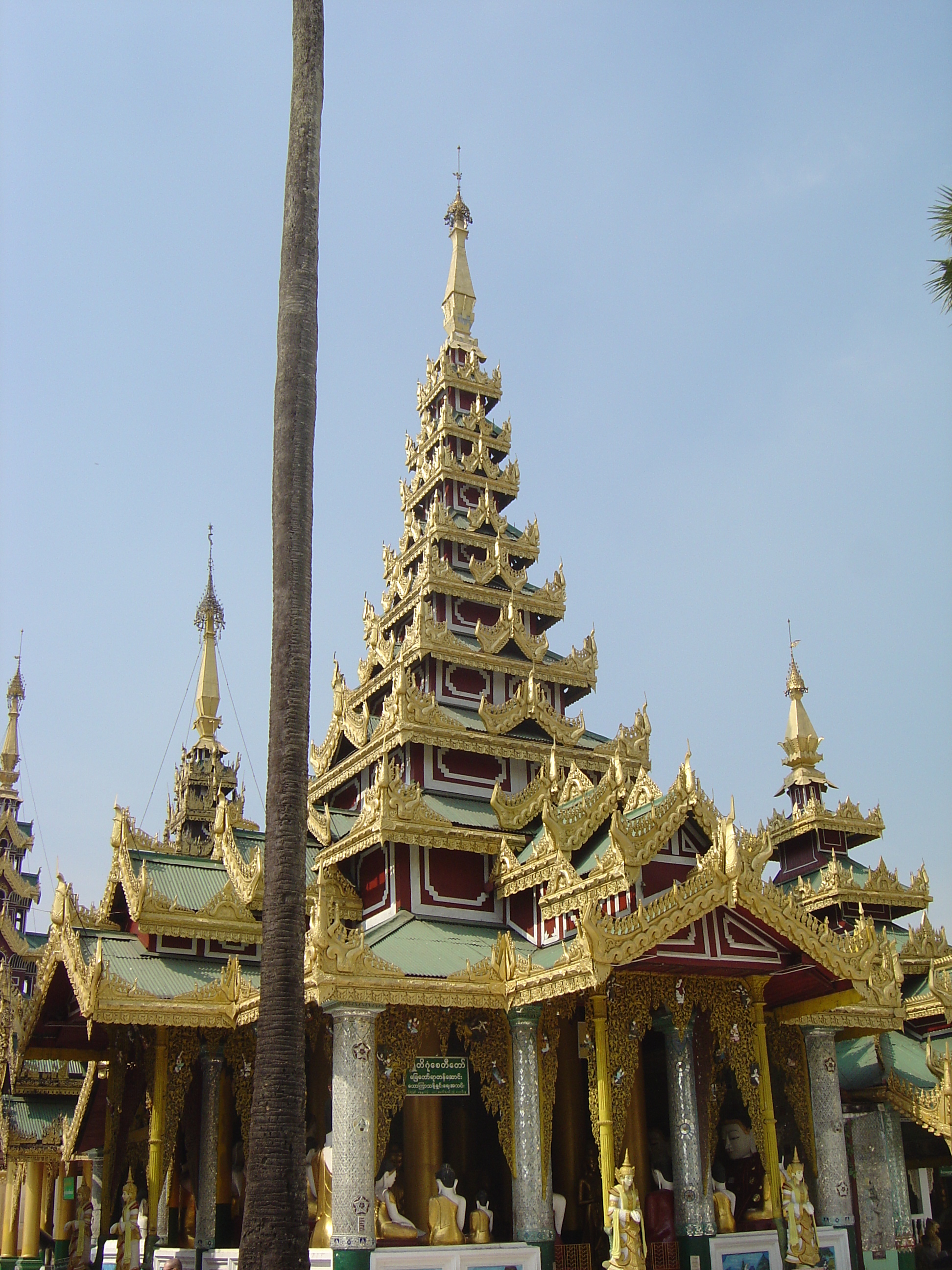 Picture Myanmar Yangon Shwedagon Pagoda 2005-01 41 - Recreation Shwedagon Pagoda