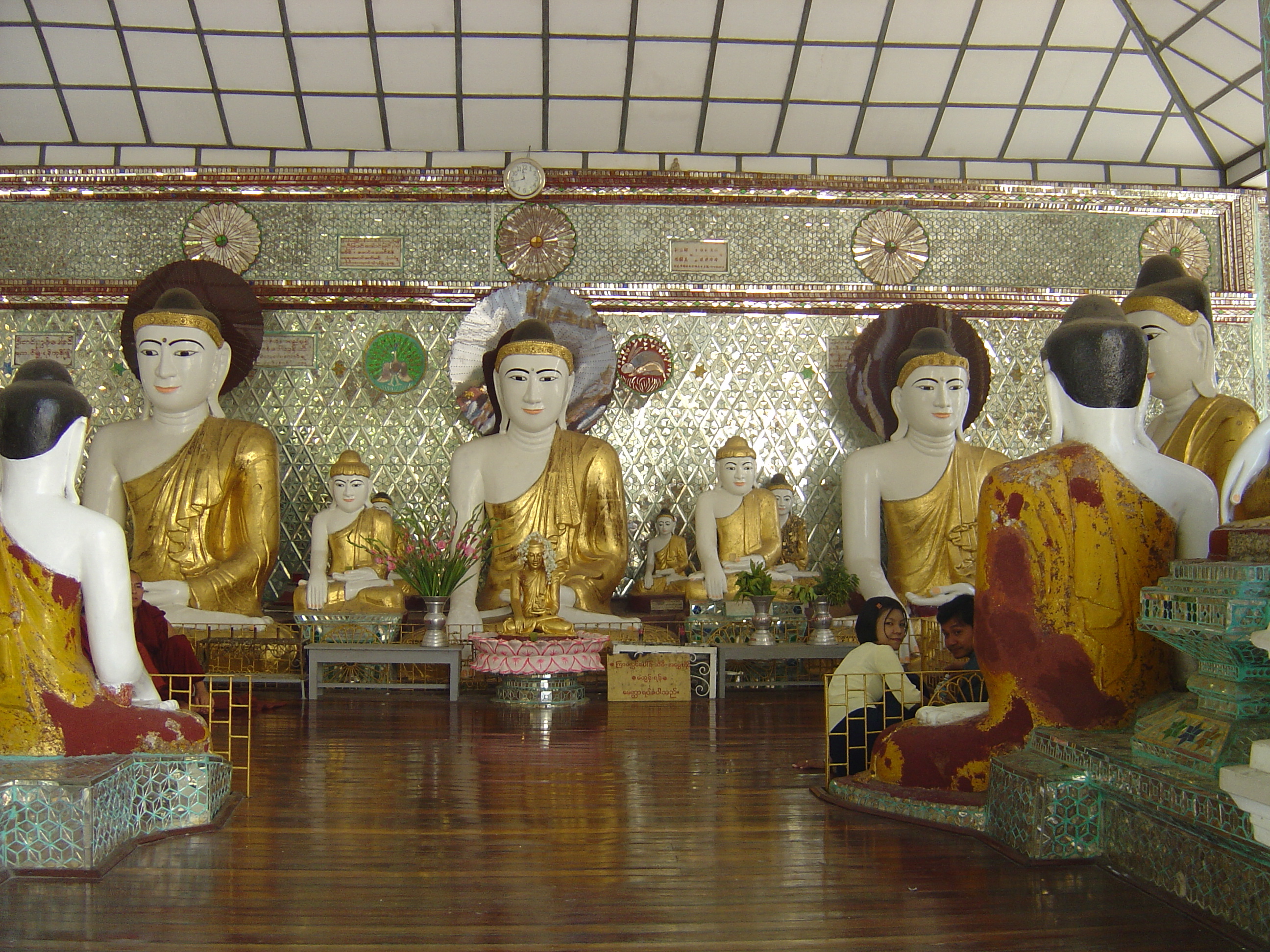 Picture Myanmar Yangon Shwedagon Pagoda 2005-01 4 - Center Shwedagon Pagoda