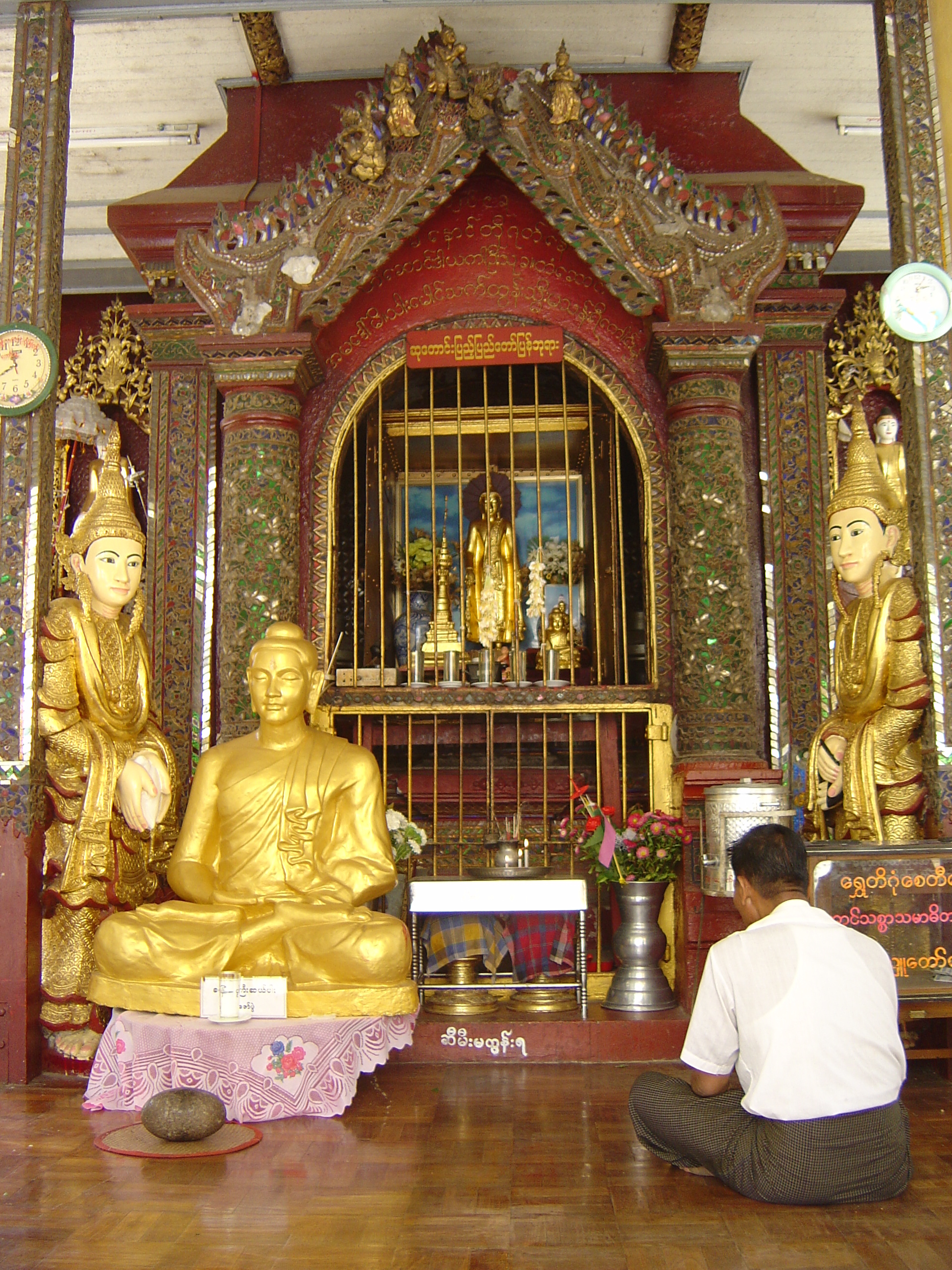 Picture Myanmar Yangon Shwedagon Pagoda 2005-01 9 - Recreation Shwedagon Pagoda