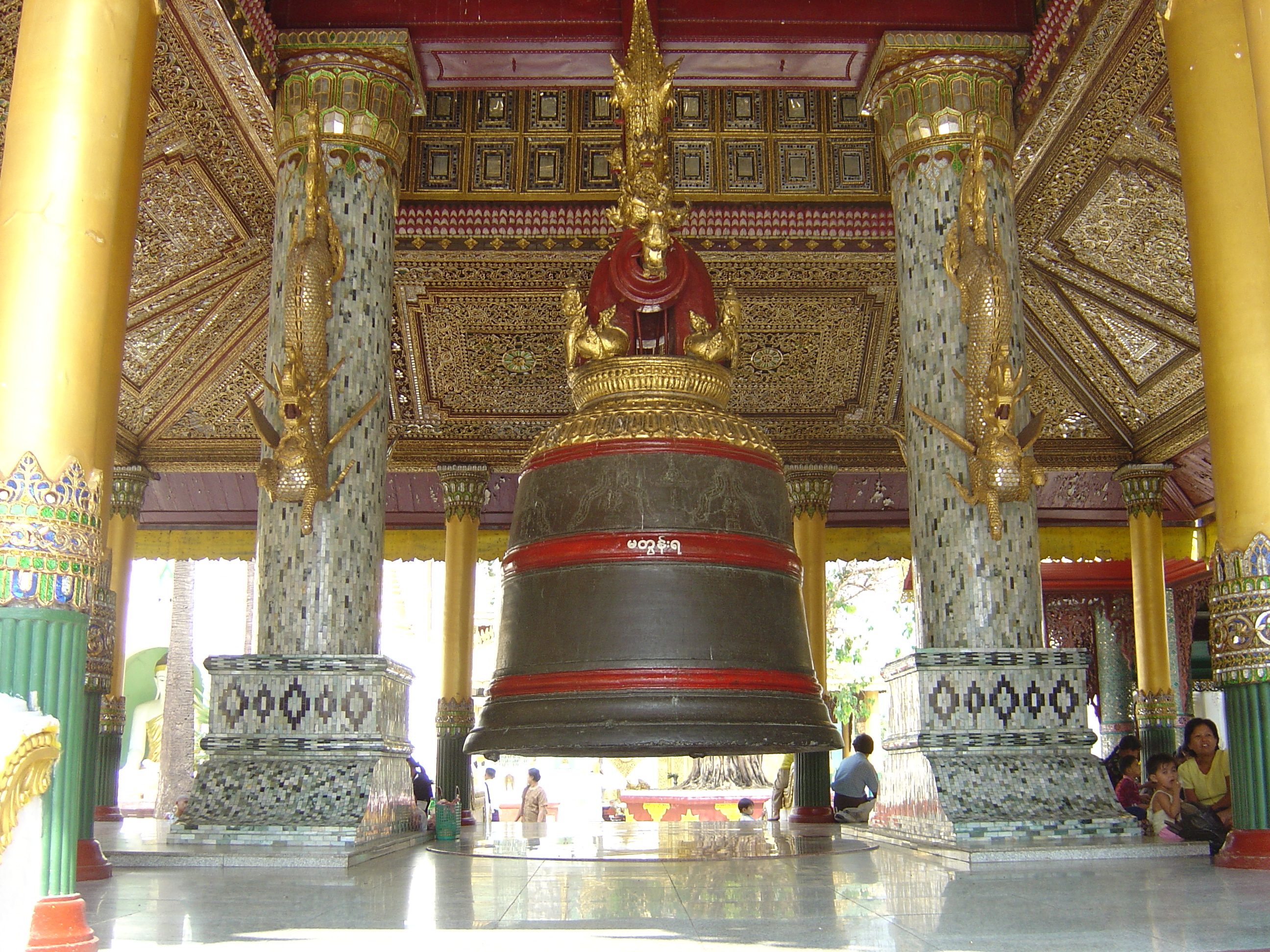 Picture Myanmar Yangon Shwedagon Pagoda 2005-01 13 - Tour Shwedagon Pagoda