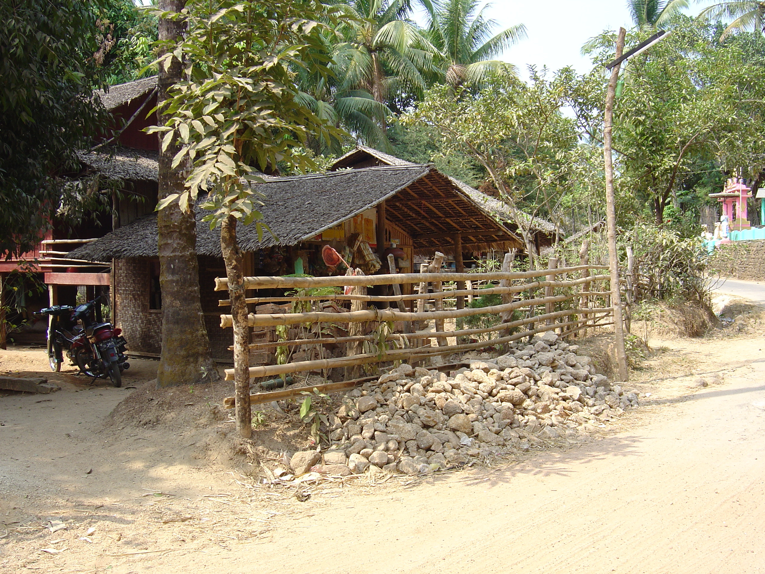 Picture Myanmar Maungmagan North 2005-01 3 - Tours Maungmagan North