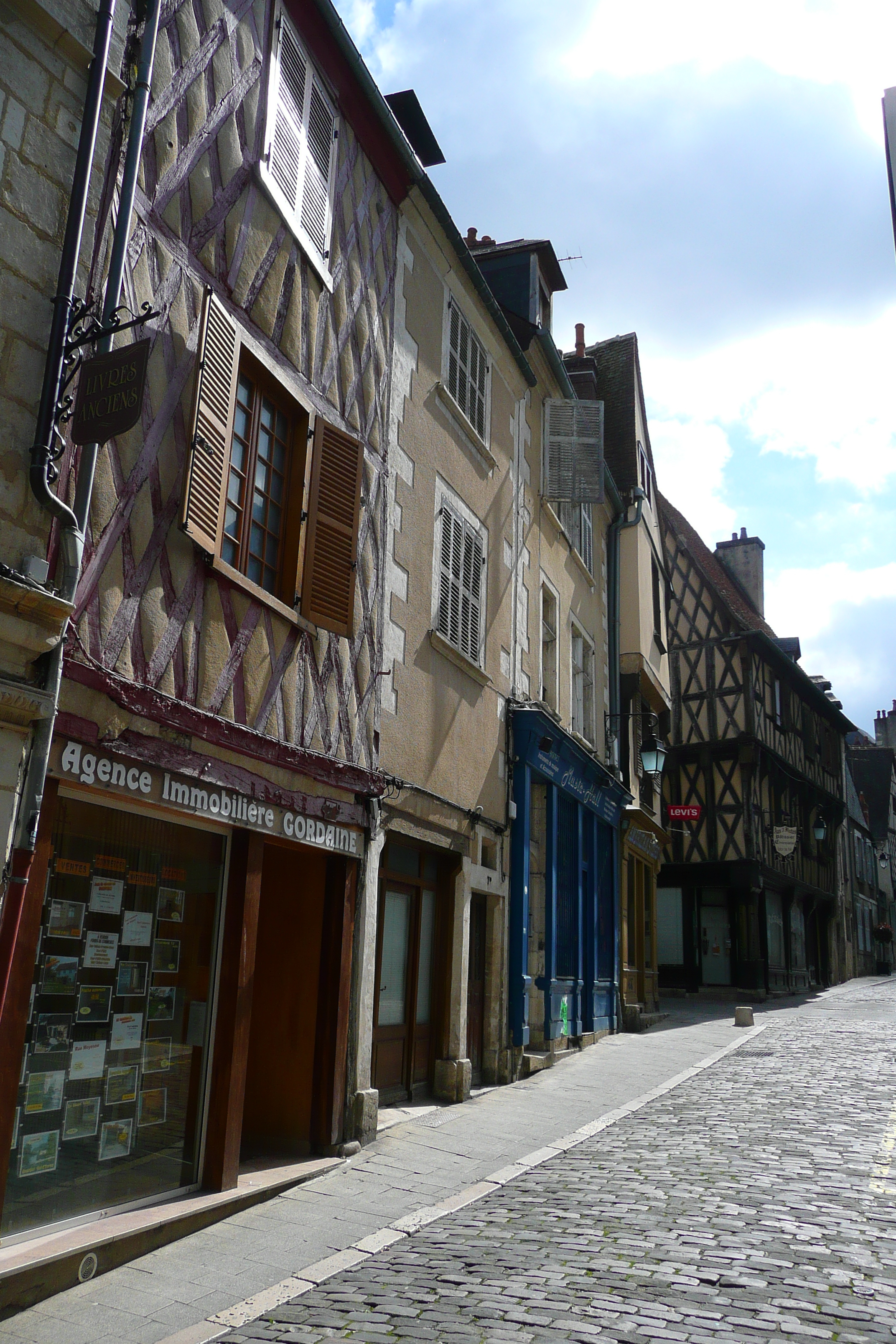 Picture France Bourges 2008-04 69 - Center Bourges