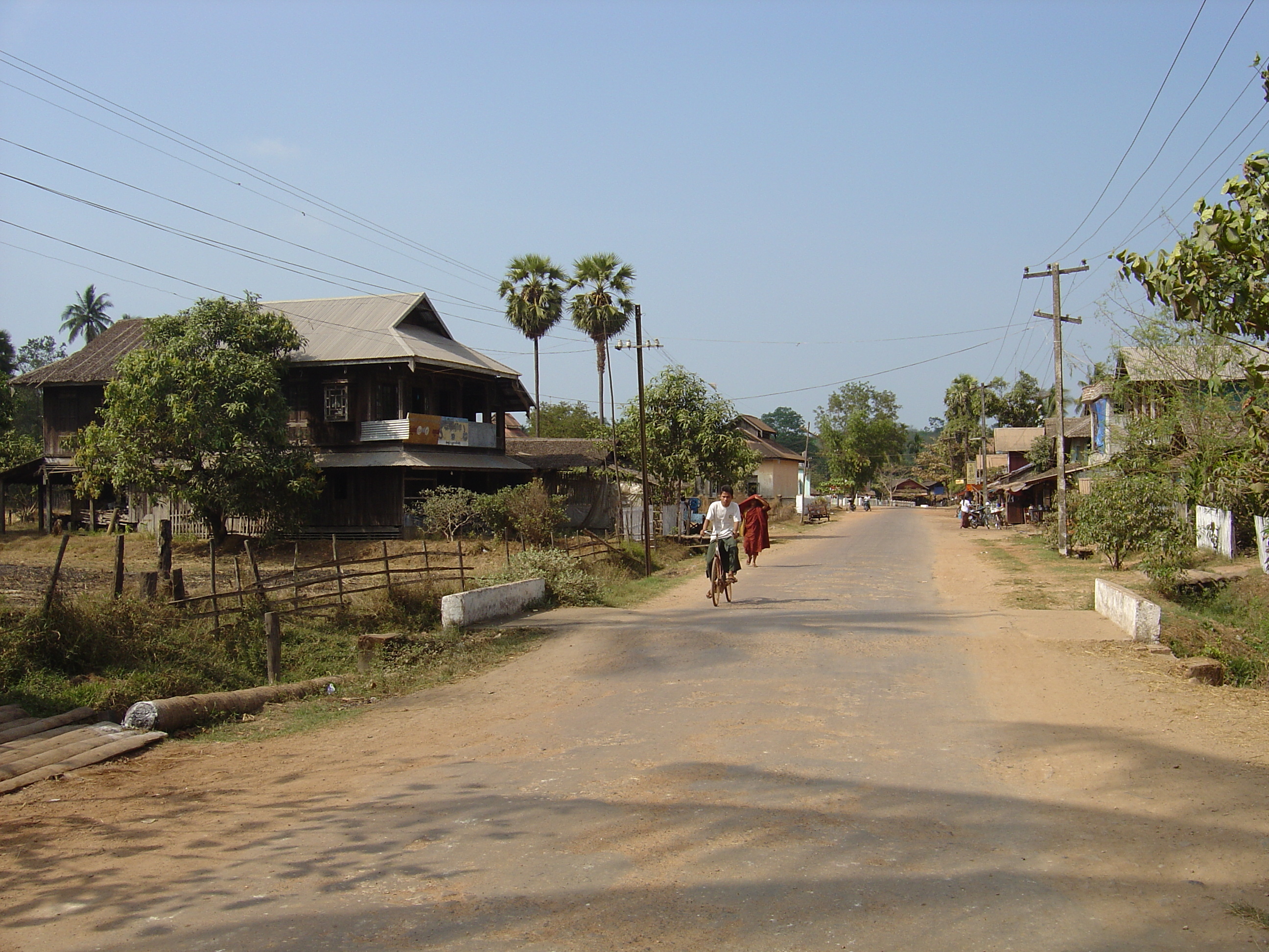 Picture Myanmar Road from Dawei to Maungmagan beach 2005-01 31 - Center Road from Dawei to Maungmagan beach