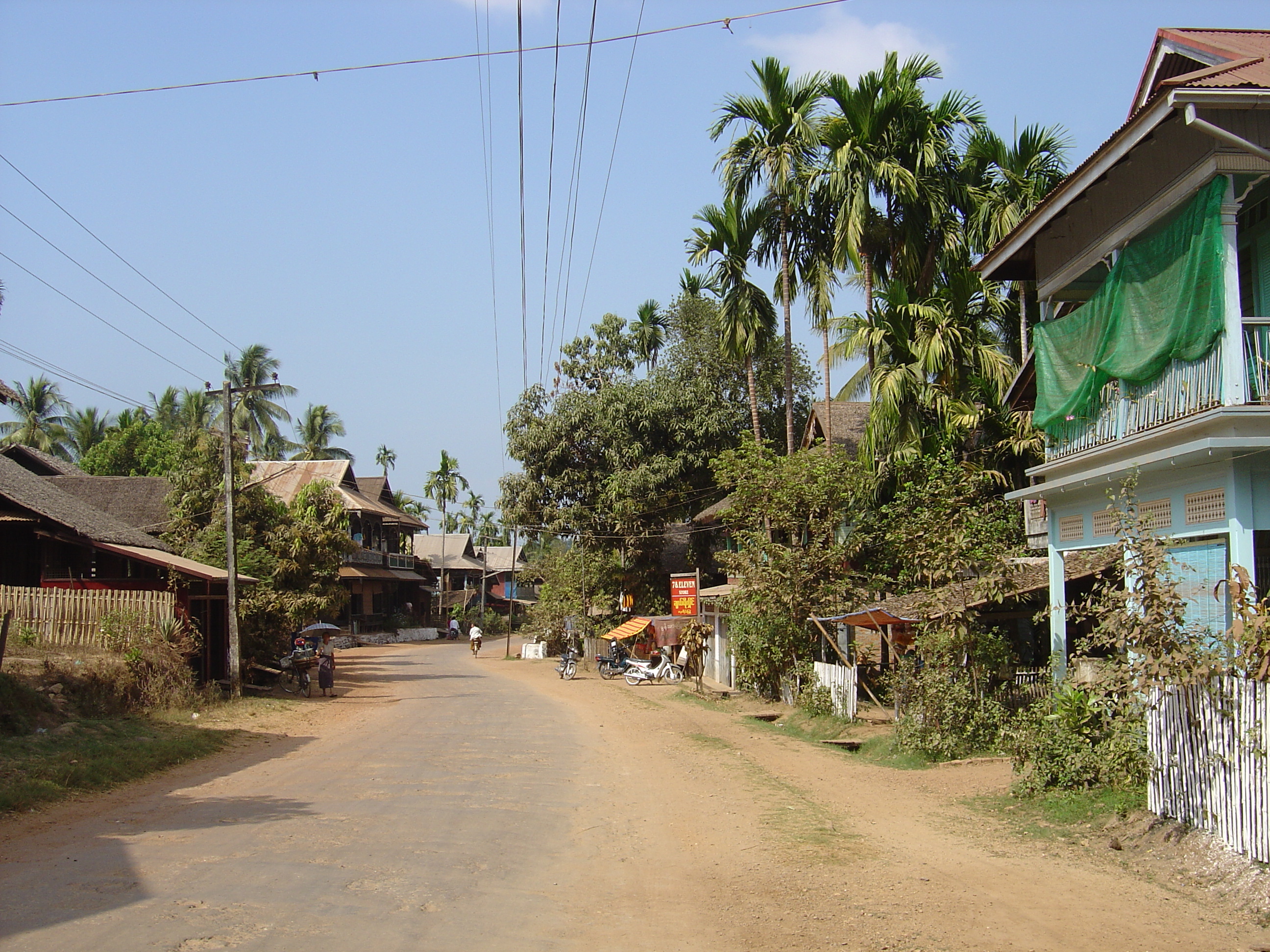 Picture Myanmar Road from Dawei to Maungmagan beach 2005-01 20 - Center Road from Dawei to Maungmagan beach