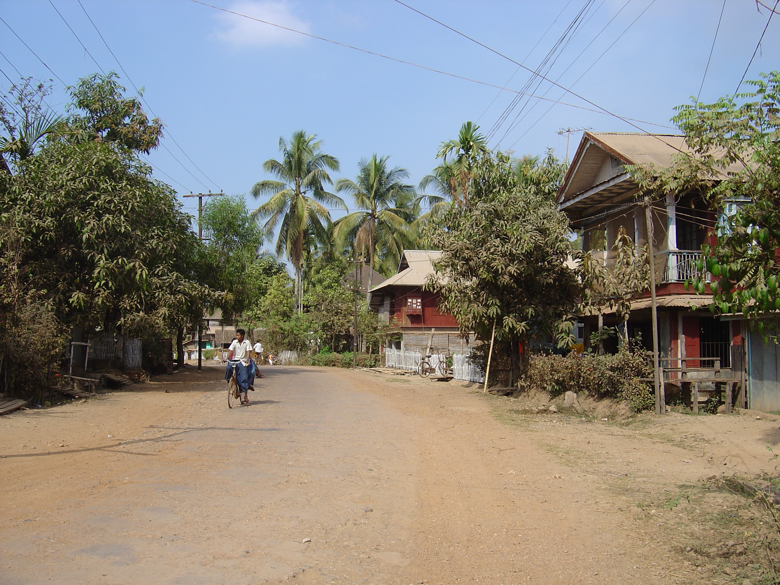 Picture Myanmar Road from Dawei to Maungmagan beach 2005-01 15 - Center Road from Dawei to Maungmagan beach