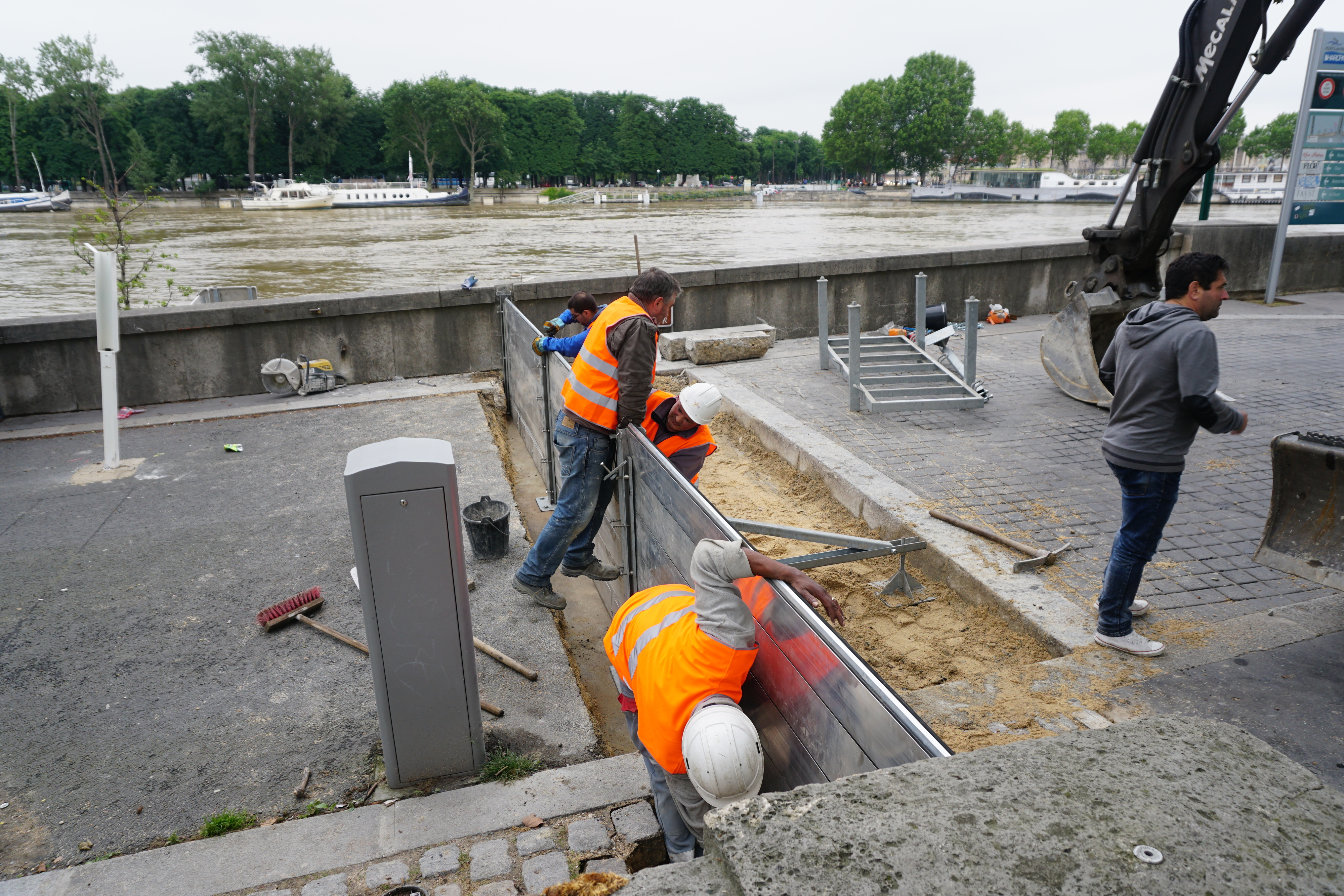 Picture France Paris Seine river 2016-06 68 - Tours Seine river