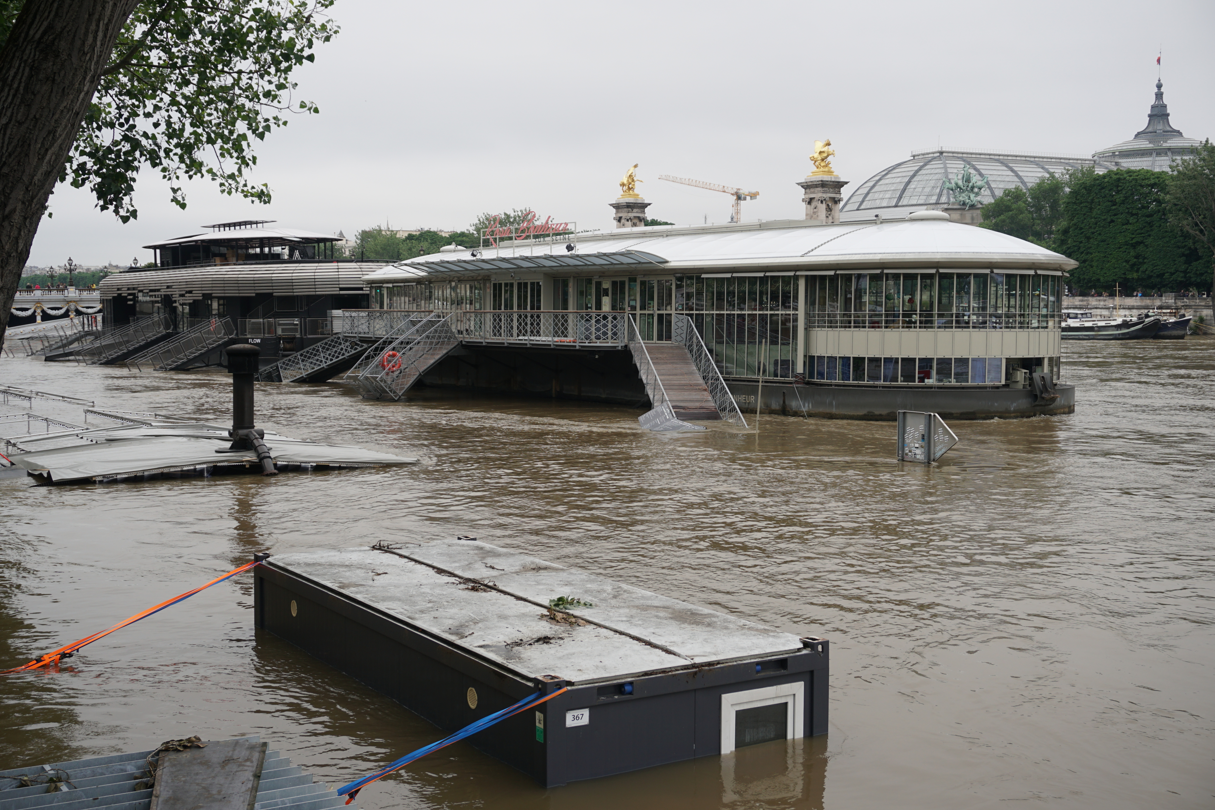 Picture France Paris Seine river 2016-06 75 - Tours Seine river