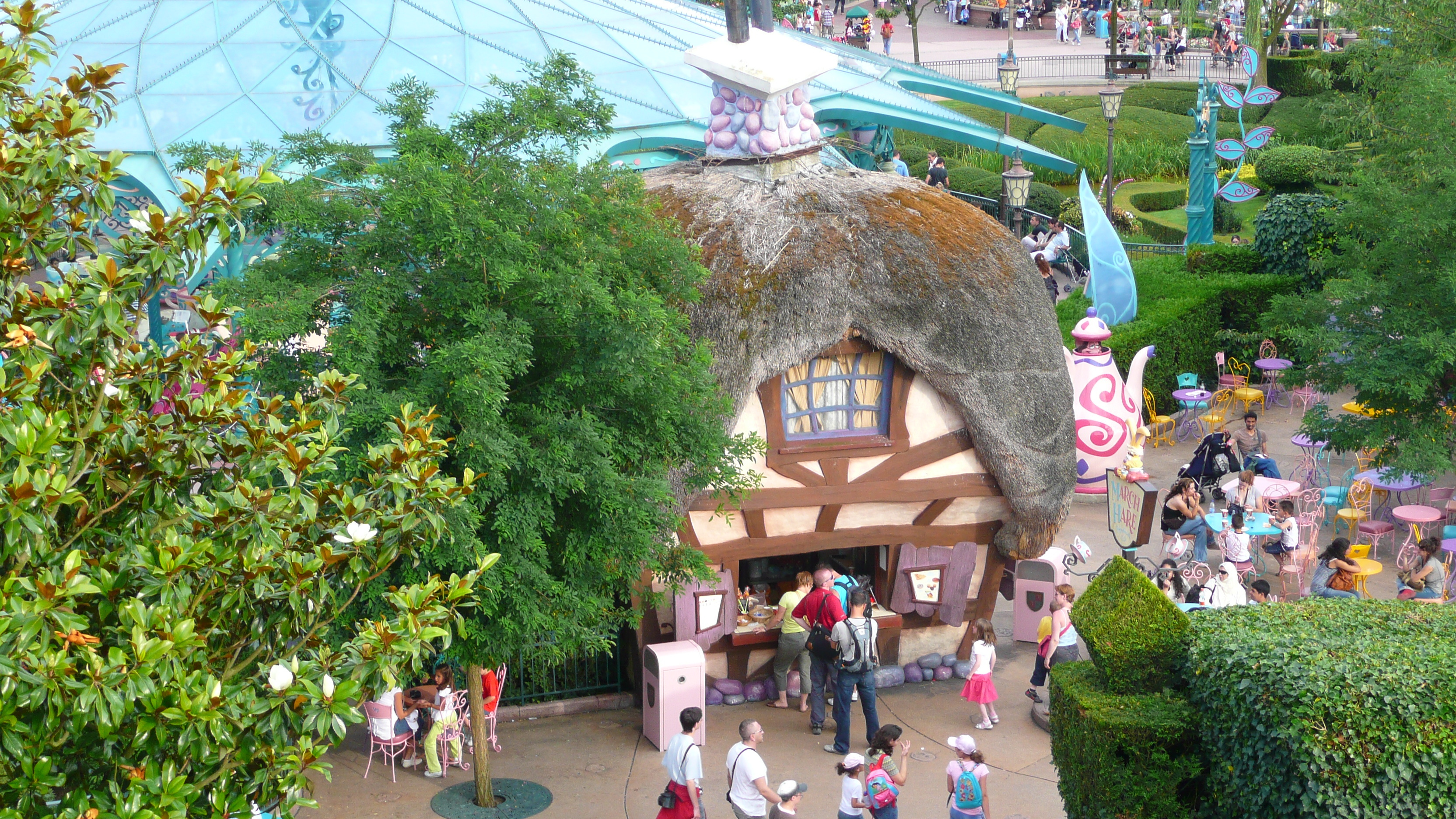 Picture France Disneyland Paris Alice Labyrinth 2007-07 19 - Tours Alice Labyrinth