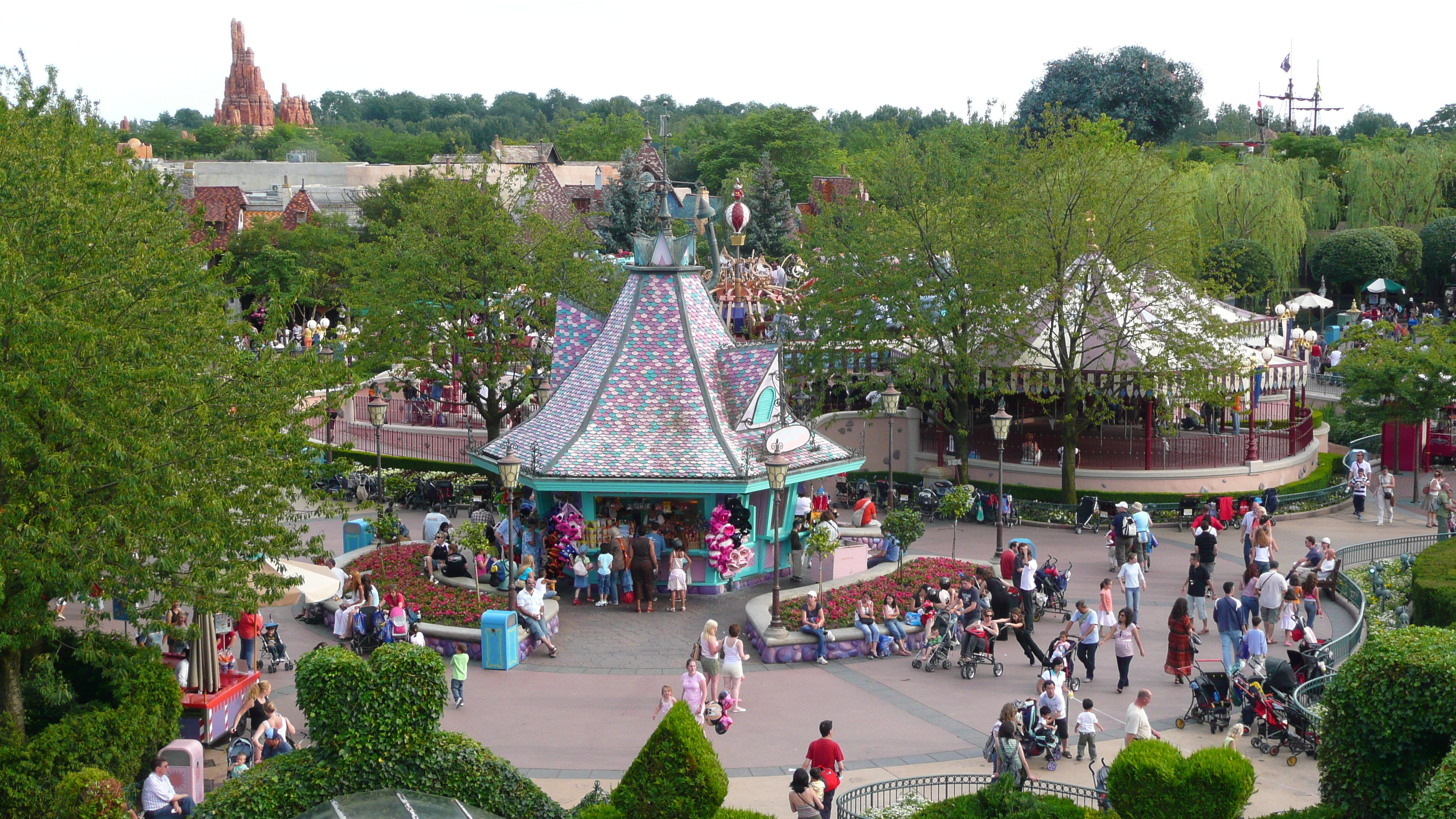 Picture France Disneyland Paris Alice Labyrinth 2007-07 10 - Center Alice Labyrinth