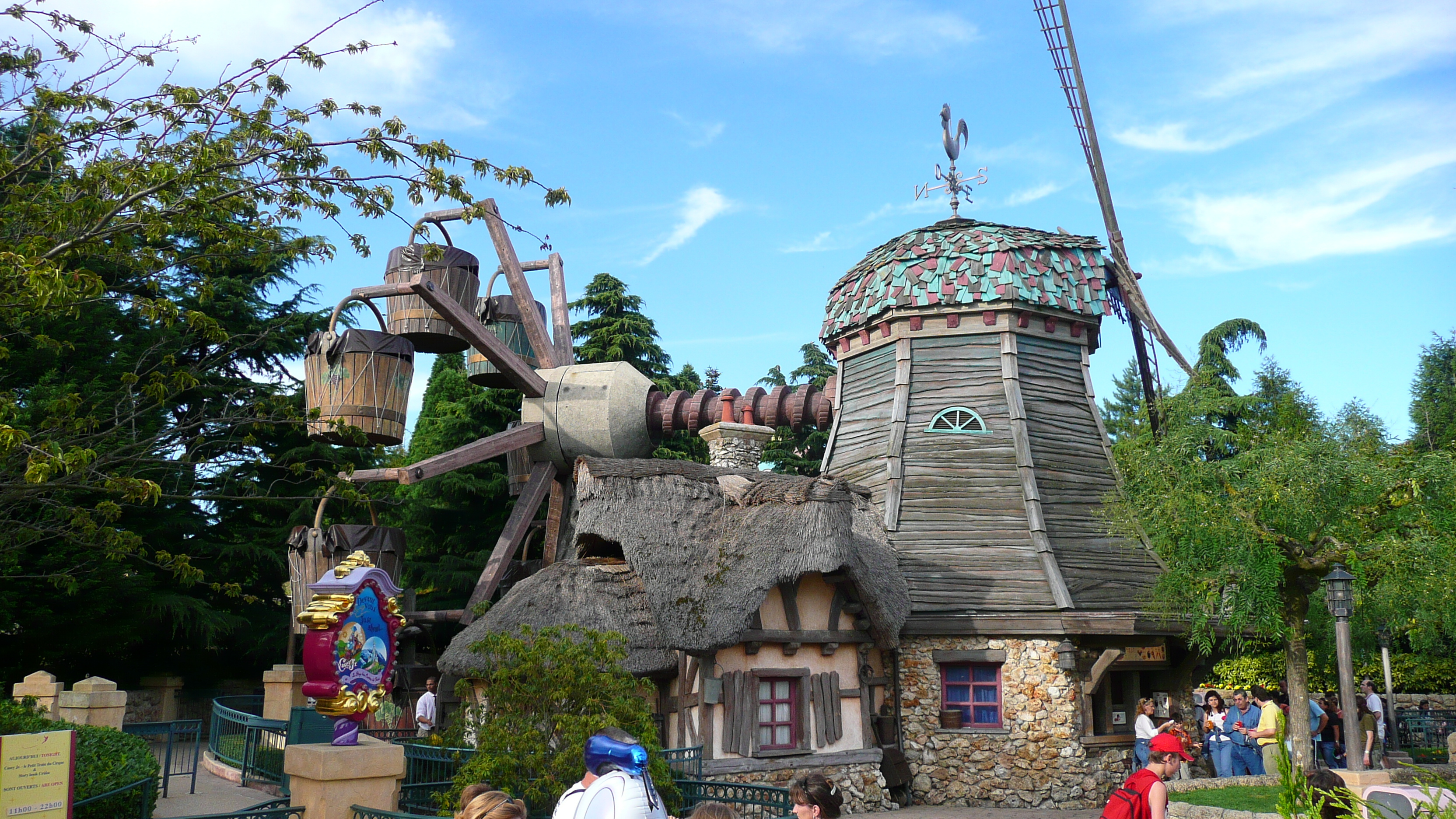 Picture France Disneyland Paris Alice Labyrinth 2007-07 22 - Recreation Alice Labyrinth