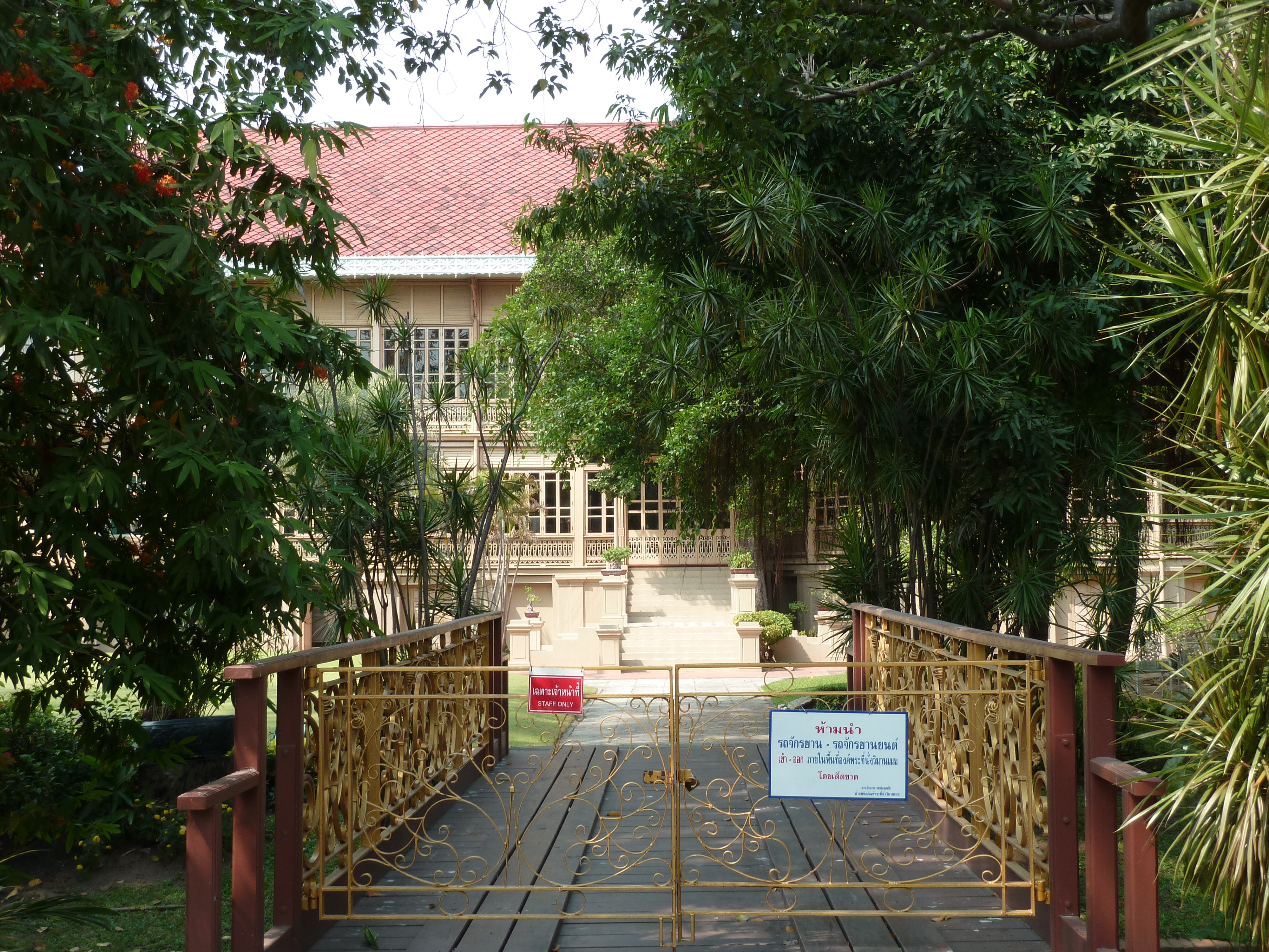 Picture Thailand Bangkok Vimanmek Palace 2011-01 55 - Around Vimanmek Palace