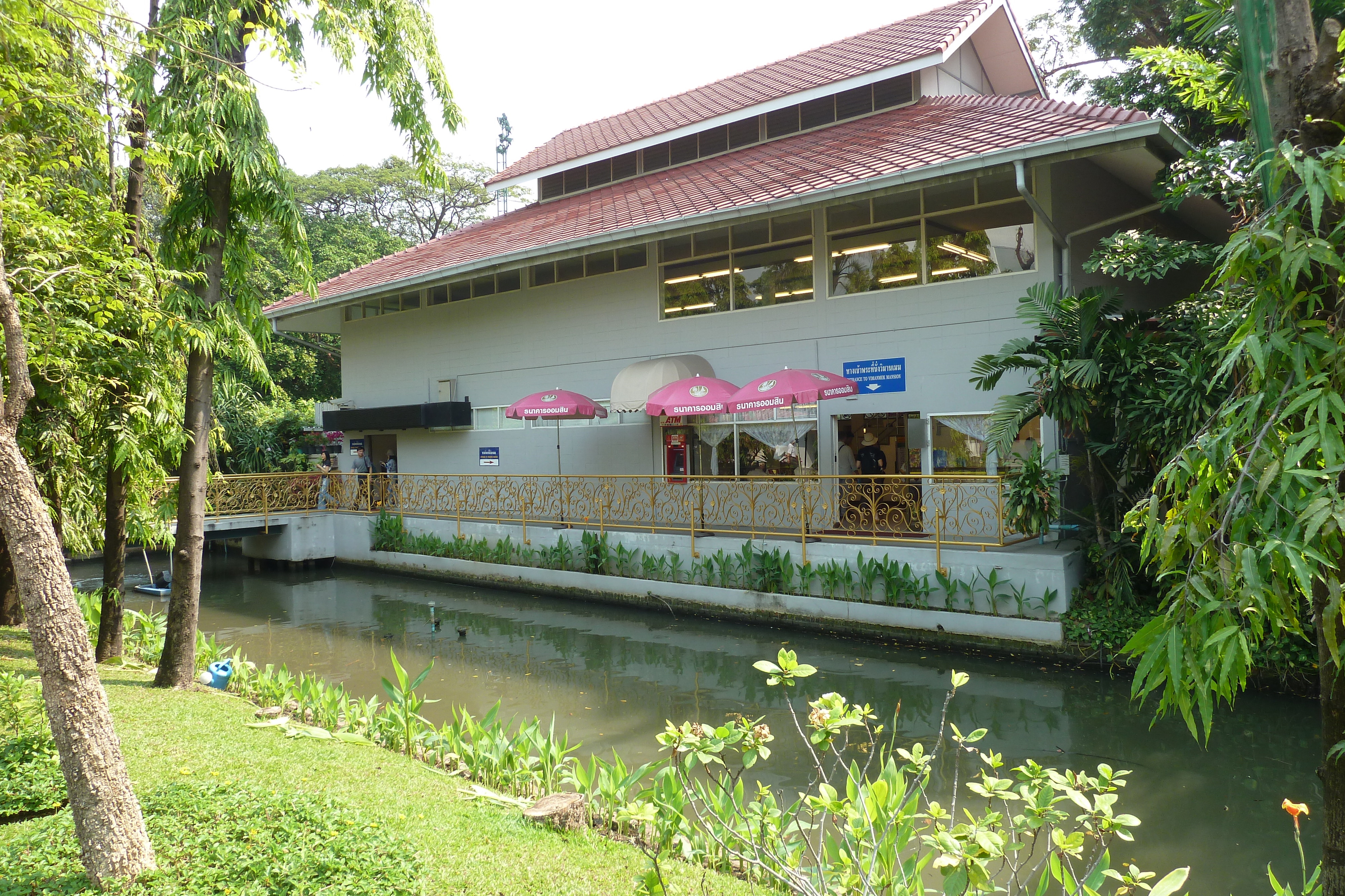 Picture Thailand Bangkok Vimanmek Palace 2011-01 6 - Around Vimanmek Palace