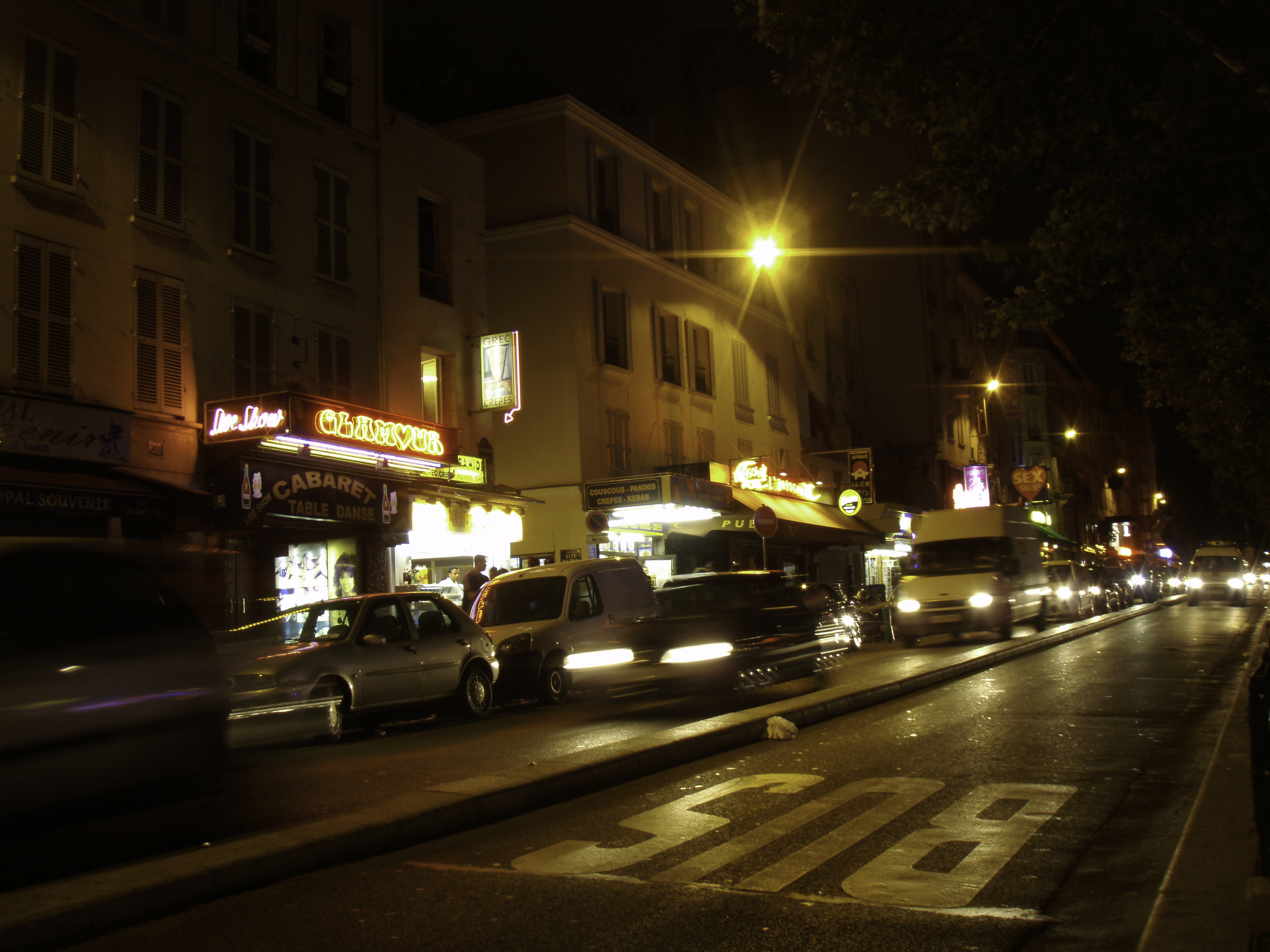 Picture France Paris Pigalle by night 2007-07 35 - Around Pigalle by night