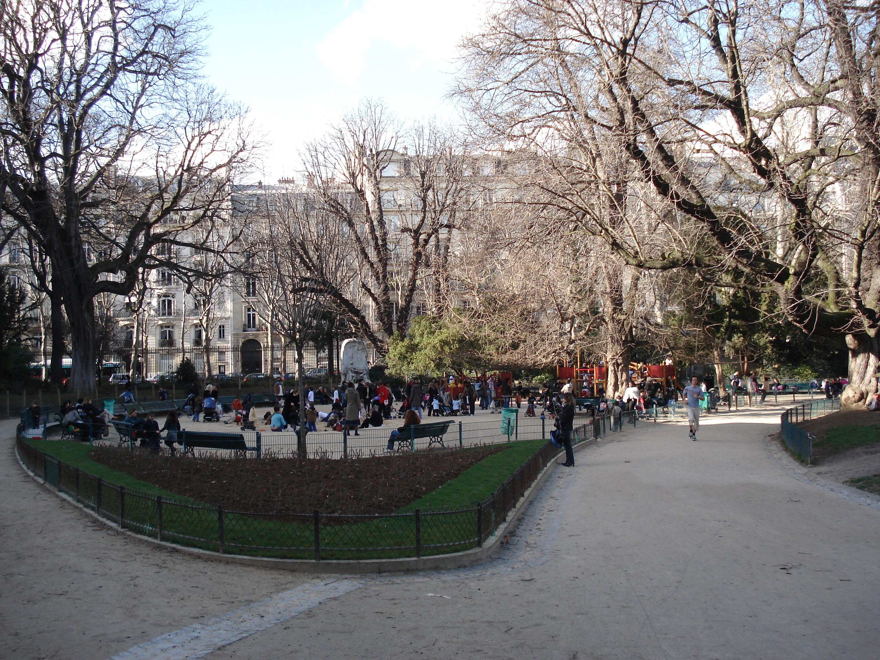 Picture France Paris 8th Arrondissement Monceau Garden 2006-03 7 - Around Monceau Garden