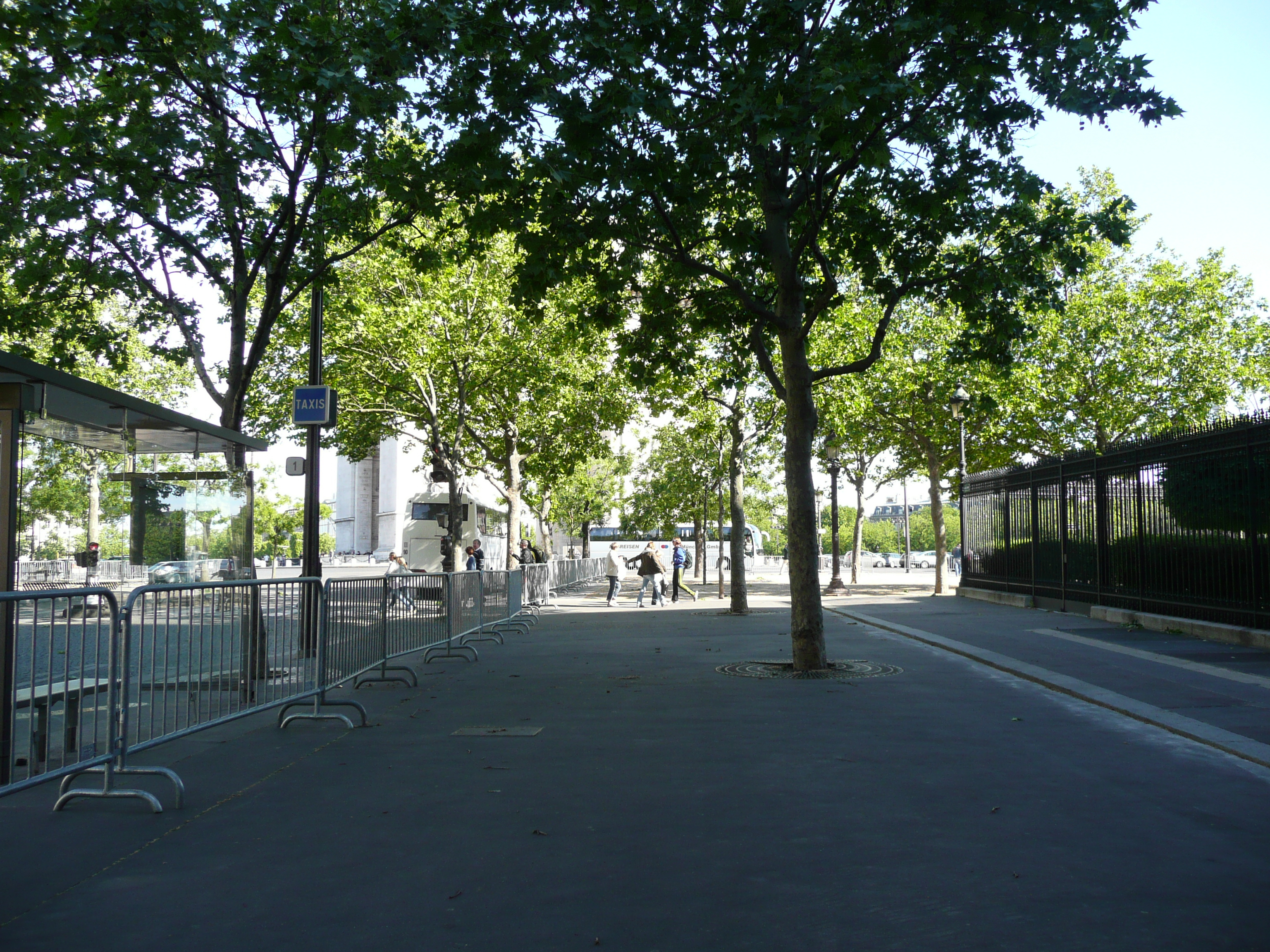 Picture France Paris Etoile and Arc de Triomphe 2007-05 0 - Center Etoile and Arc de Triomphe