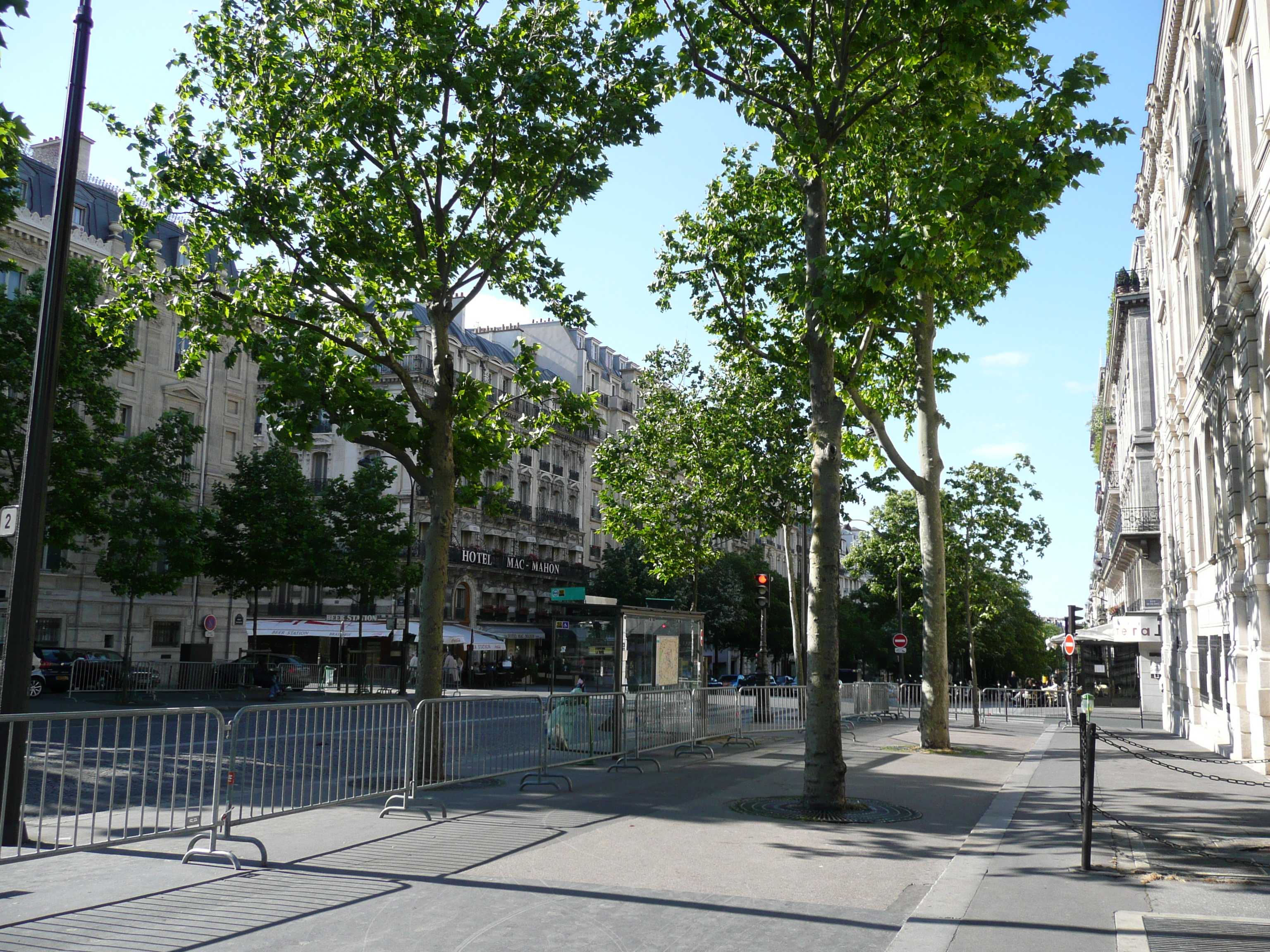 Picture France Paris Etoile and Arc de Triomphe 2007-05 131 - Center Etoile and Arc de Triomphe