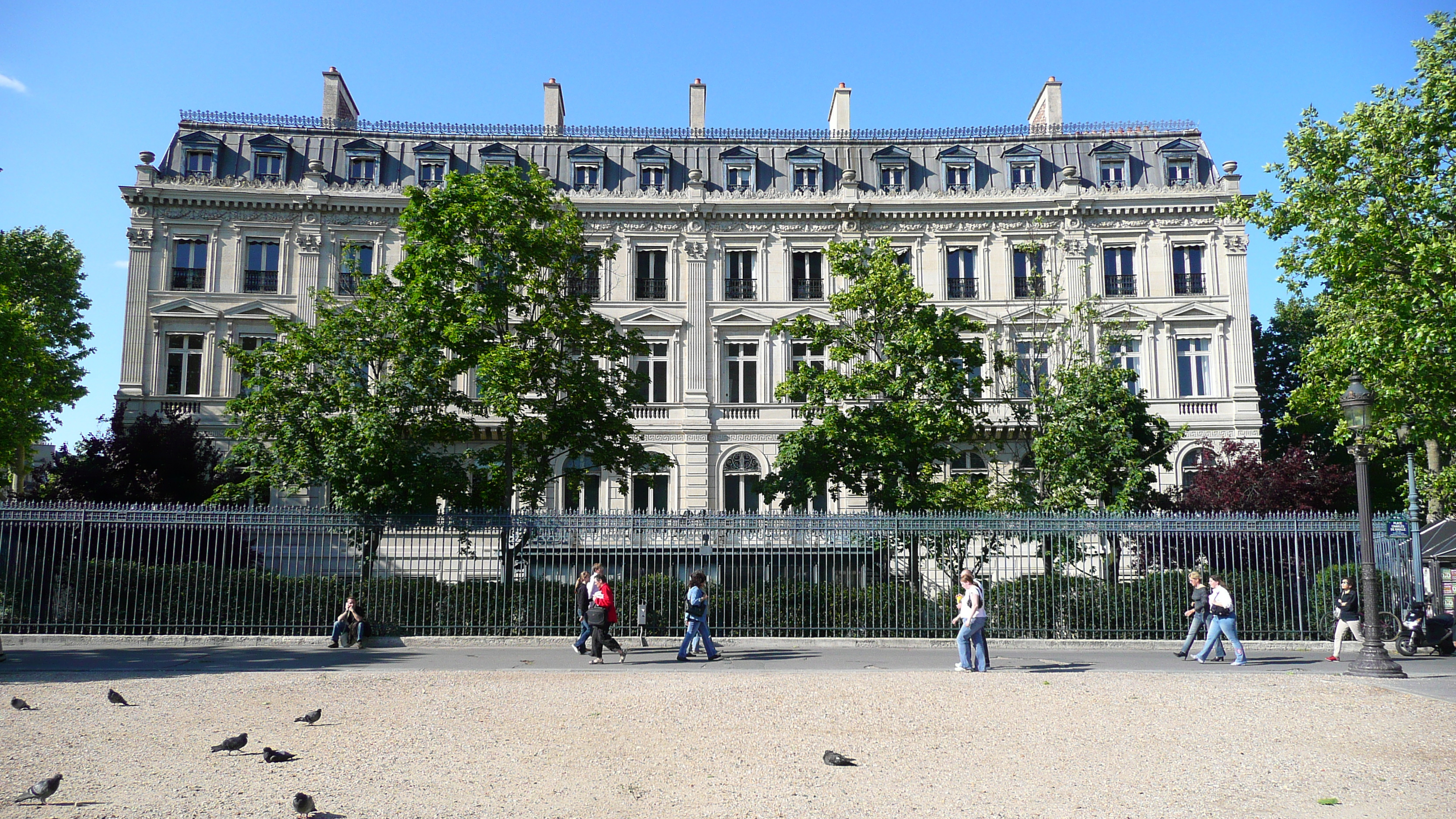 Picture France Paris Etoile and Arc de Triomphe 2007-05 25 - Around Etoile and Arc de Triomphe