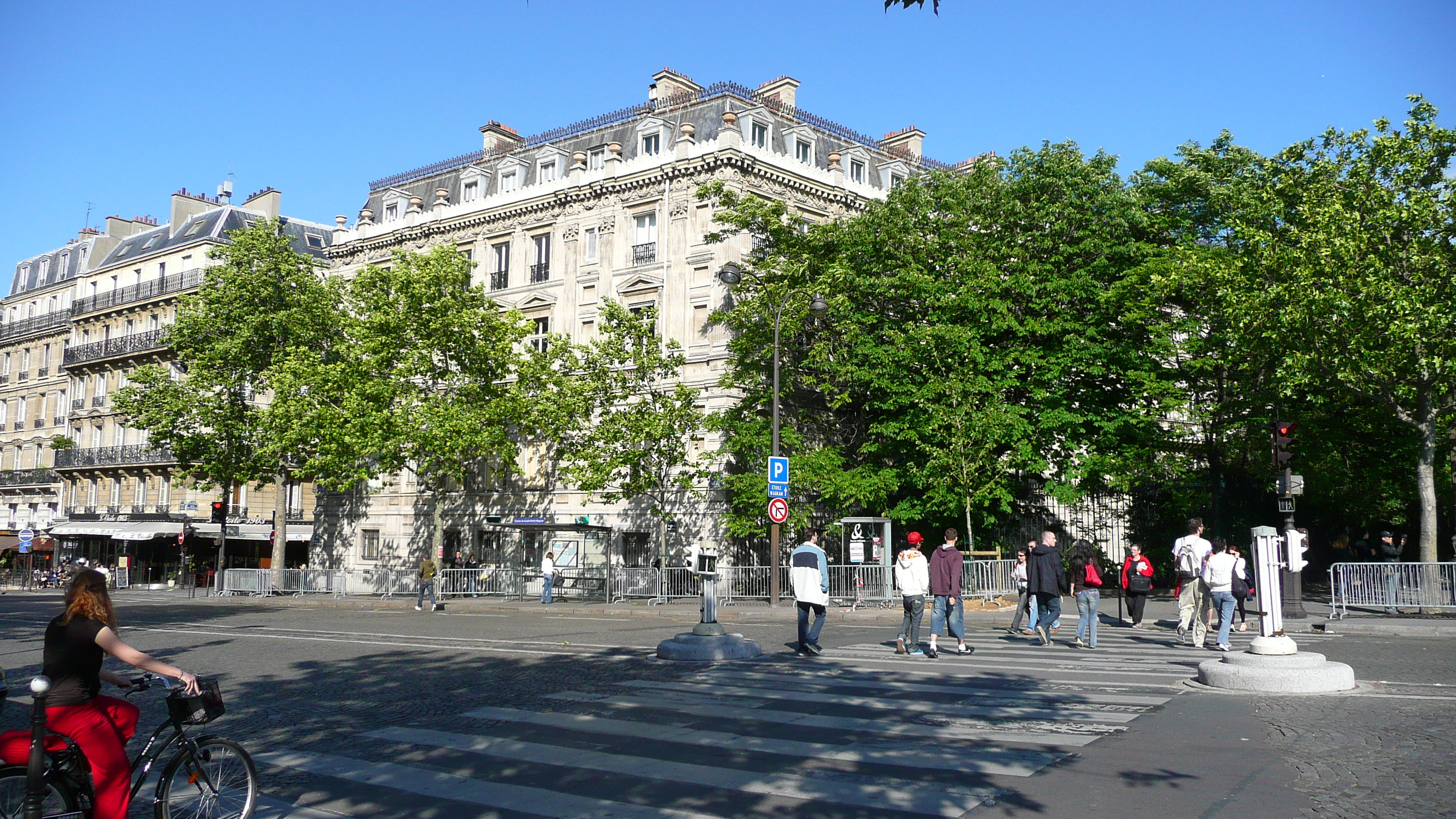 Picture France Paris Etoile and Arc de Triomphe 2007-05 18 - Recreation Etoile and Arc de Triomphe