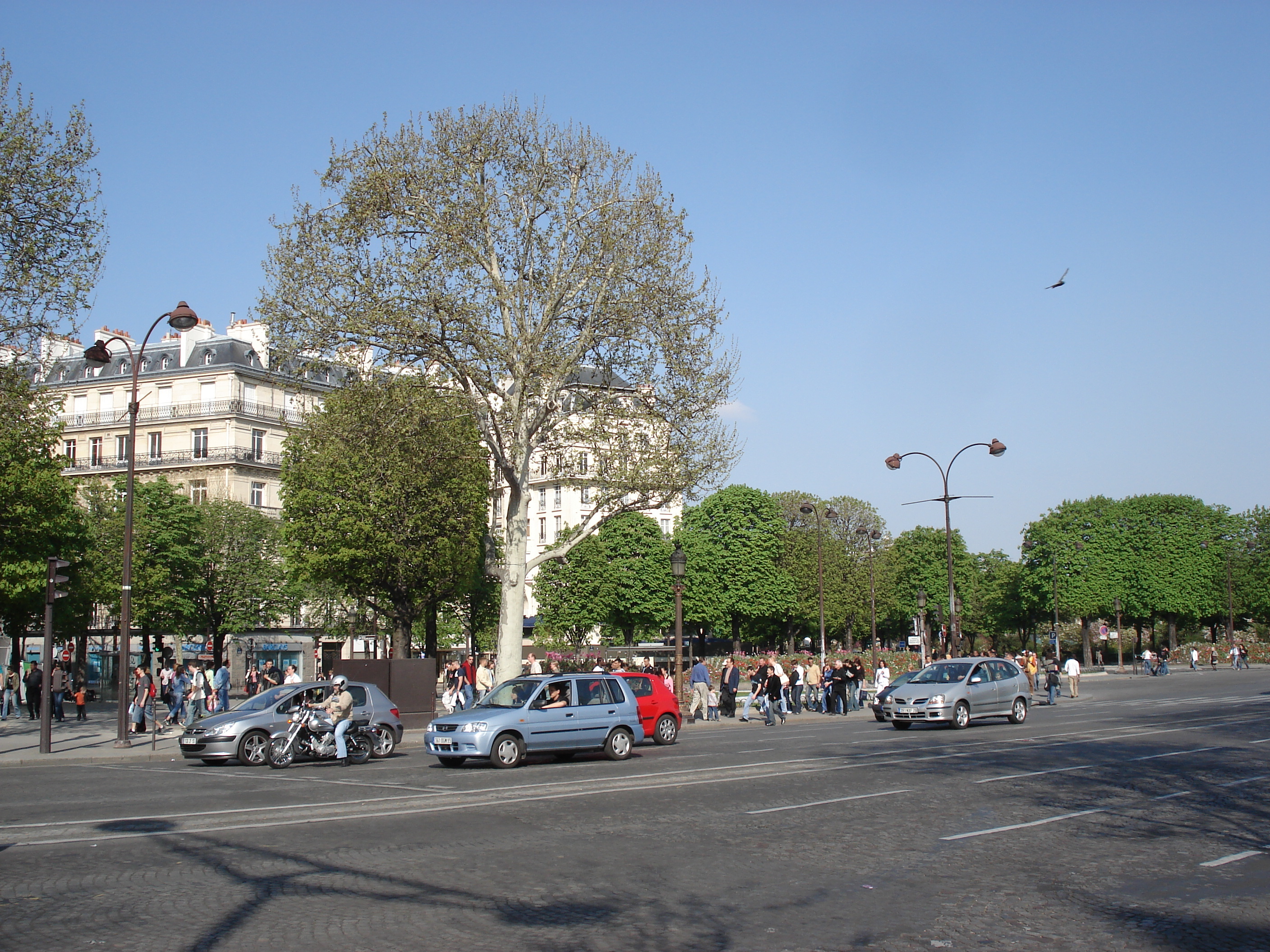 Picture France Paris Champs Elysees 2006-04 46 - Recreation Champs Elysees