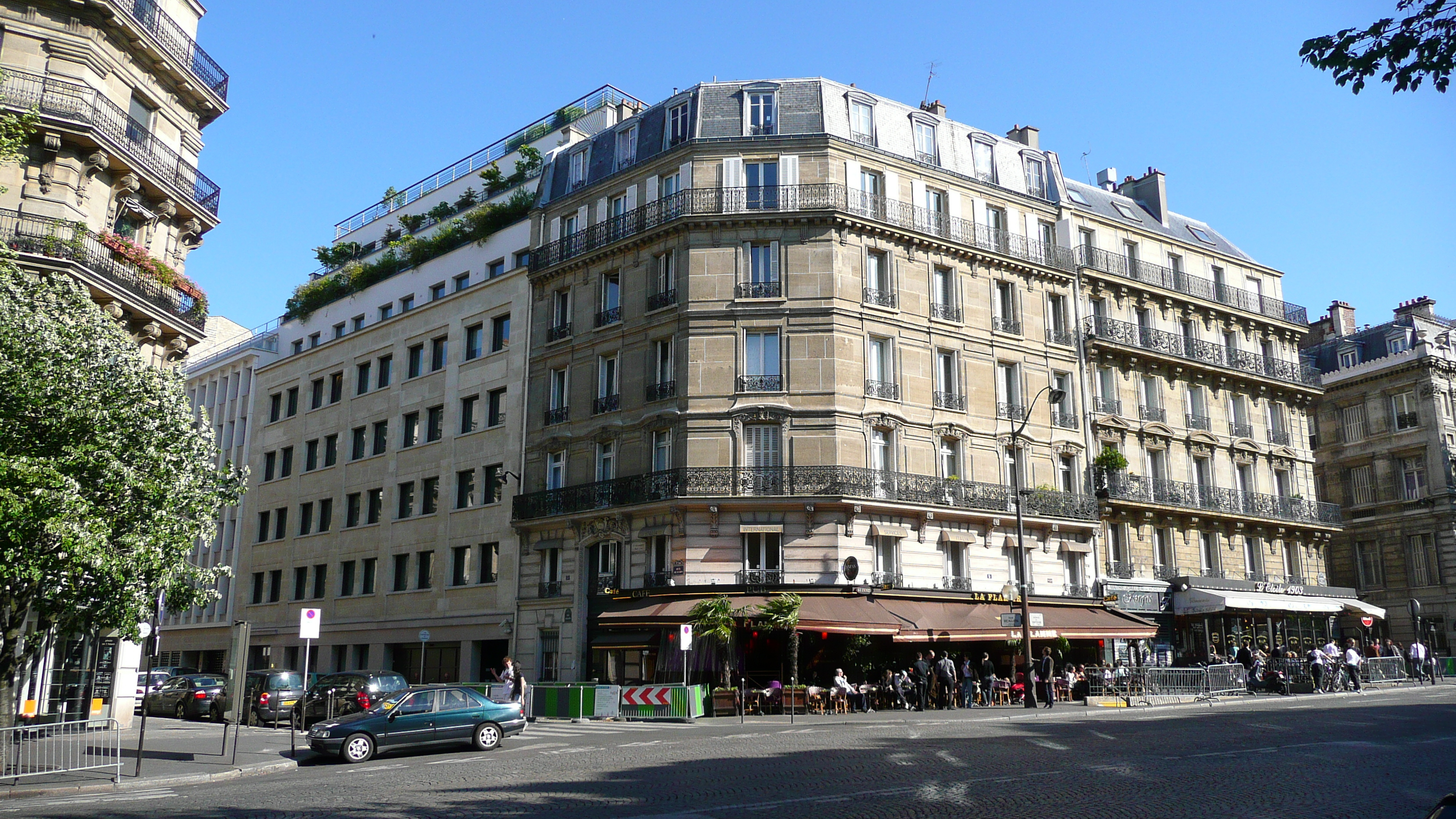 Picture France Paris 17th Arrondissement Avenue de Wagram 2007-05 17 - Recreation Avenue de Wagram