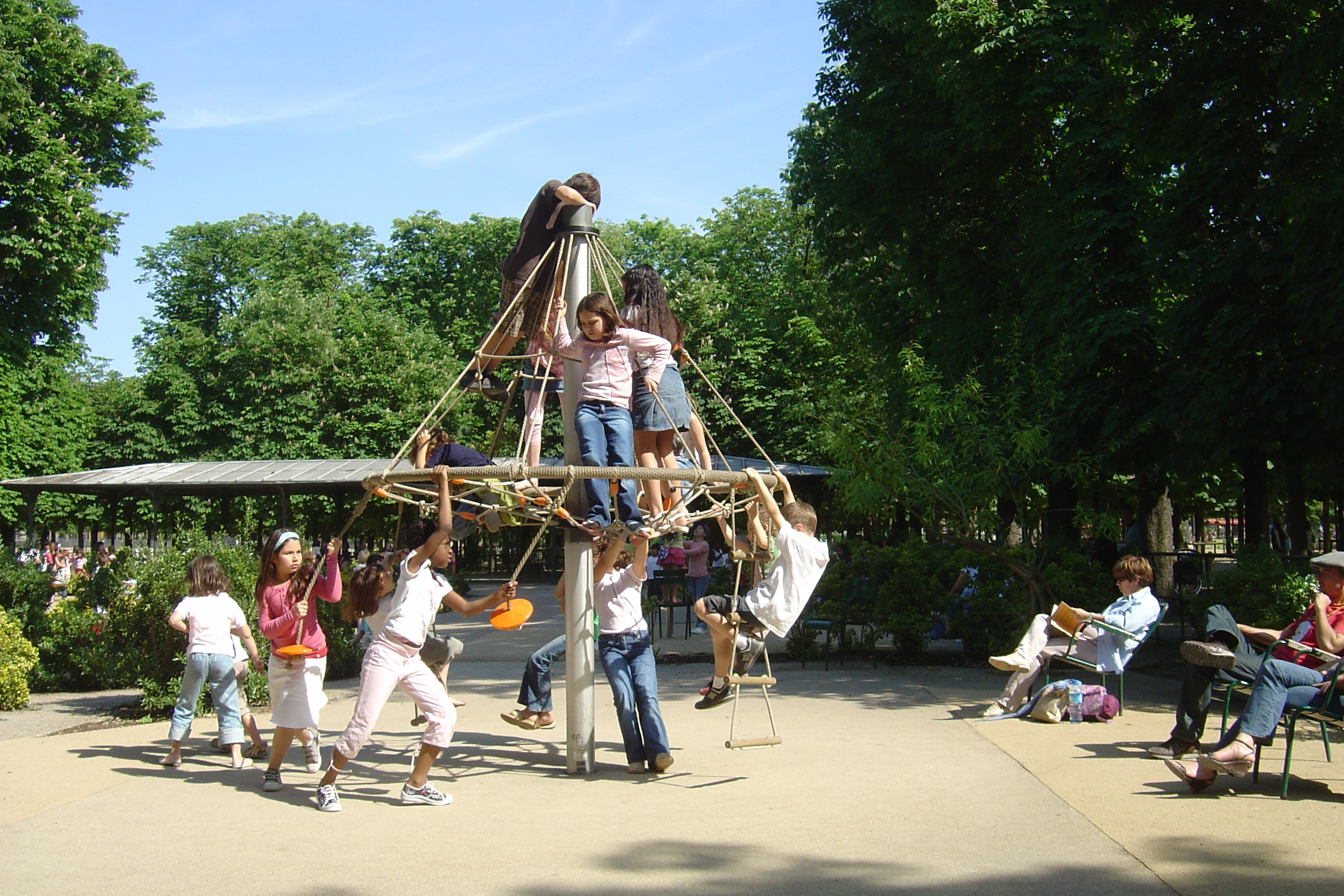 Picture France Paris Garden of Tuileries 2007-05 28 - Center Garden of Tuileries