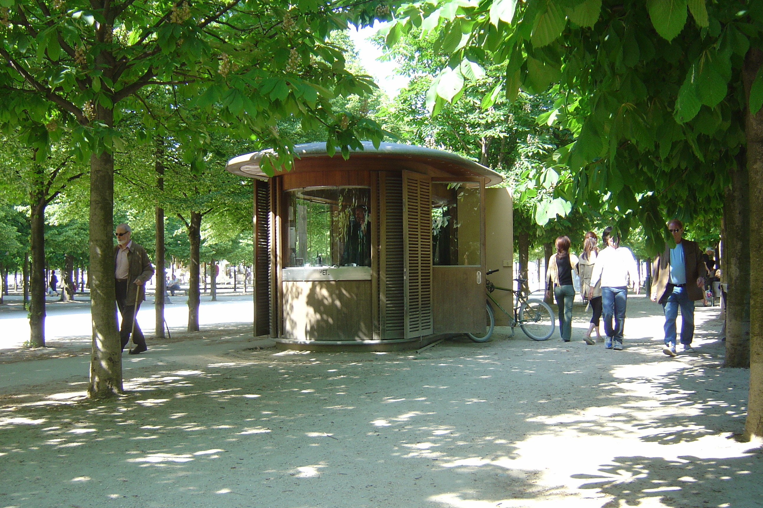 Picture France Paris Garden of Tuileries 2007-05 30 - Center Garden of Tuileries