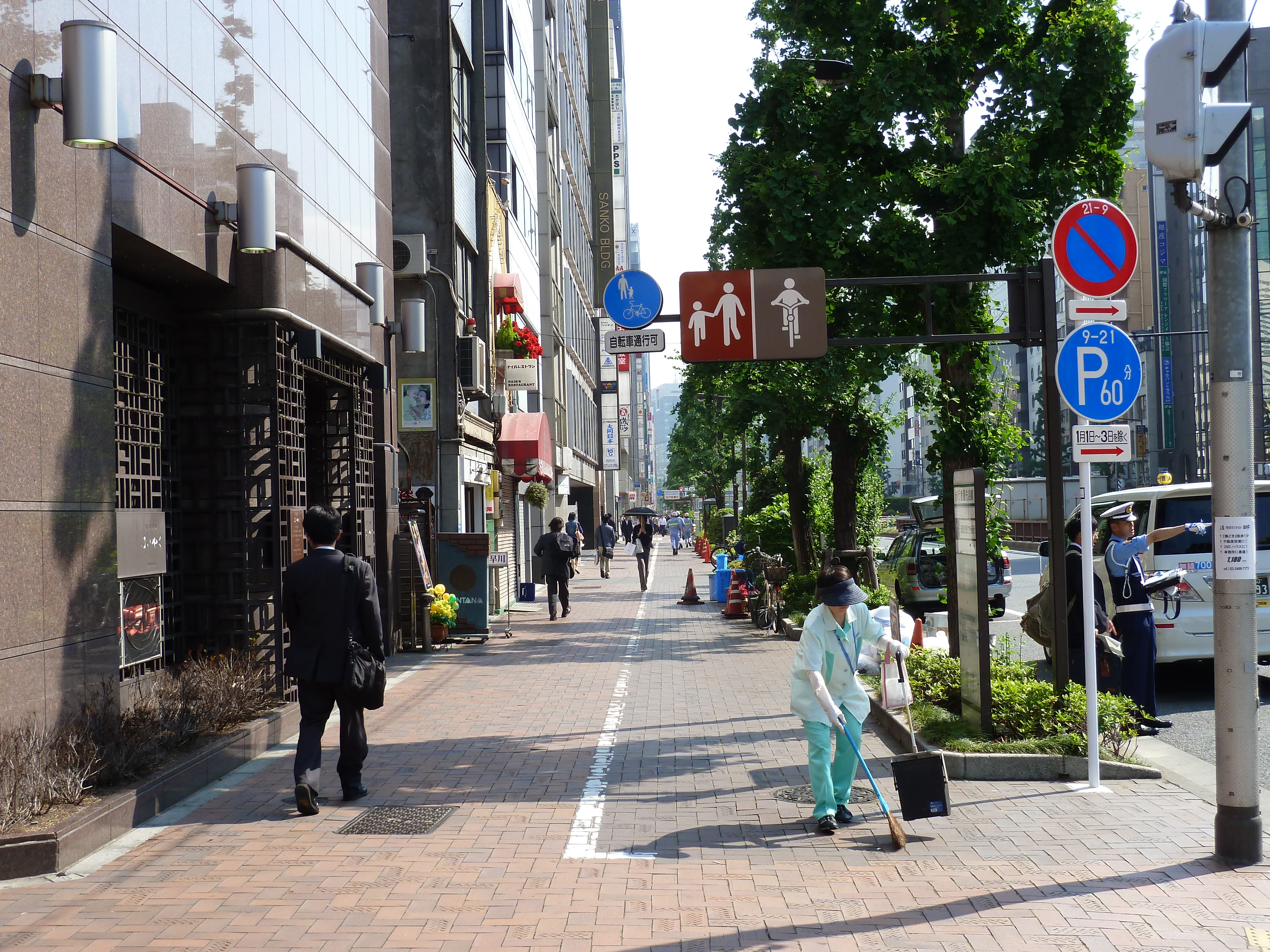 Picture Japan Tokyo Ginza 2010-06 32 - Discovery Ginza