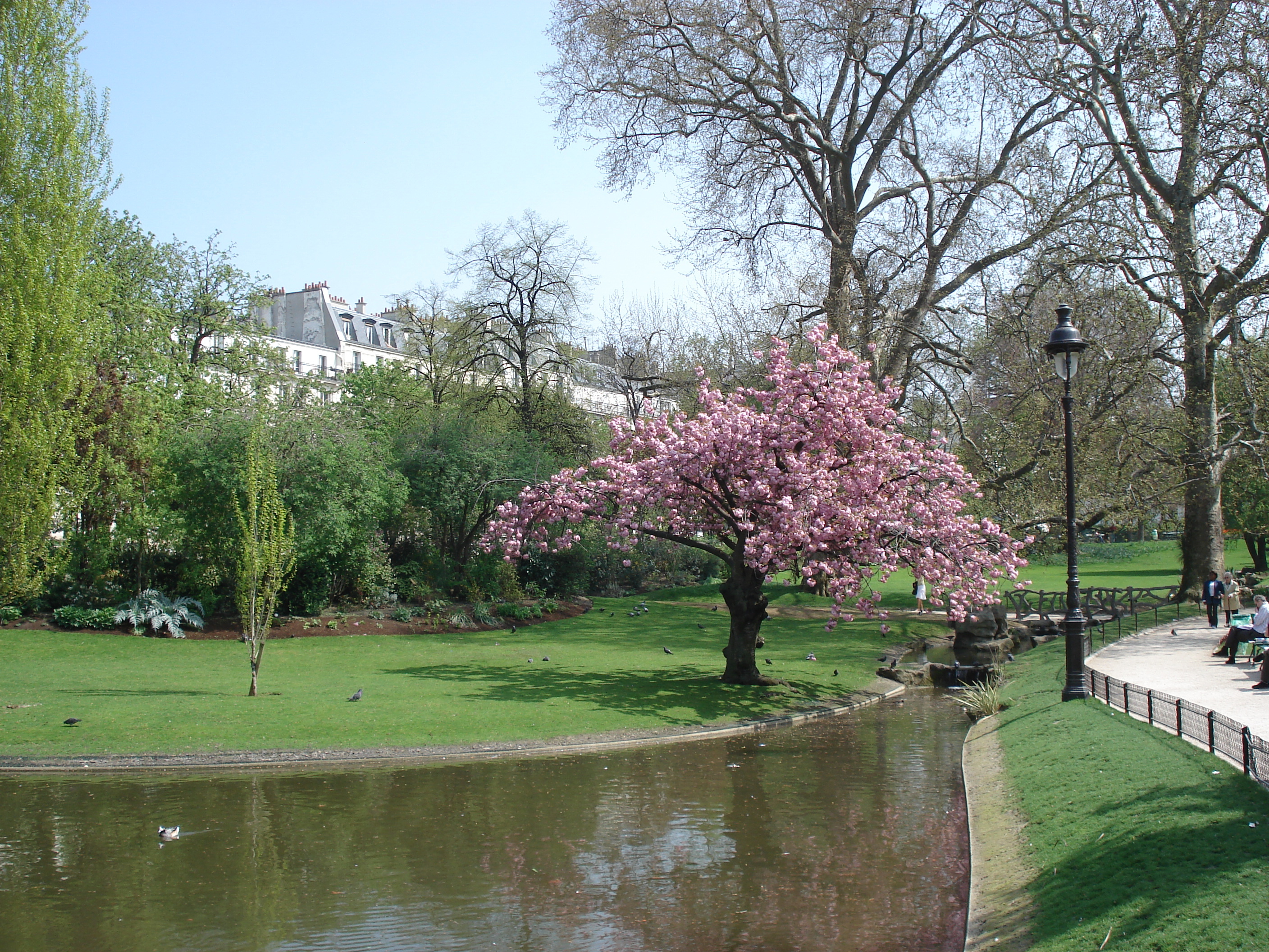 Picture France Paris Square des Batignolles 2006-04 13 - Tour Square des Batignolles