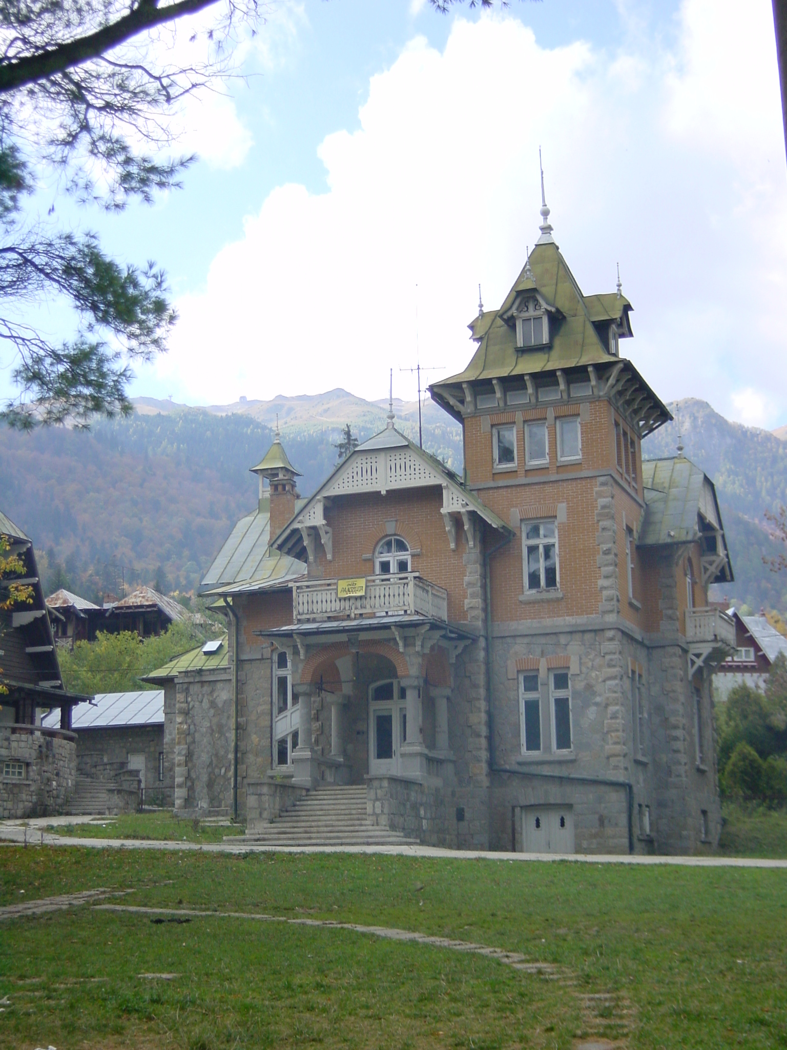 Picture Romania Sinaia 2003-10 81 - Tours Sinaia