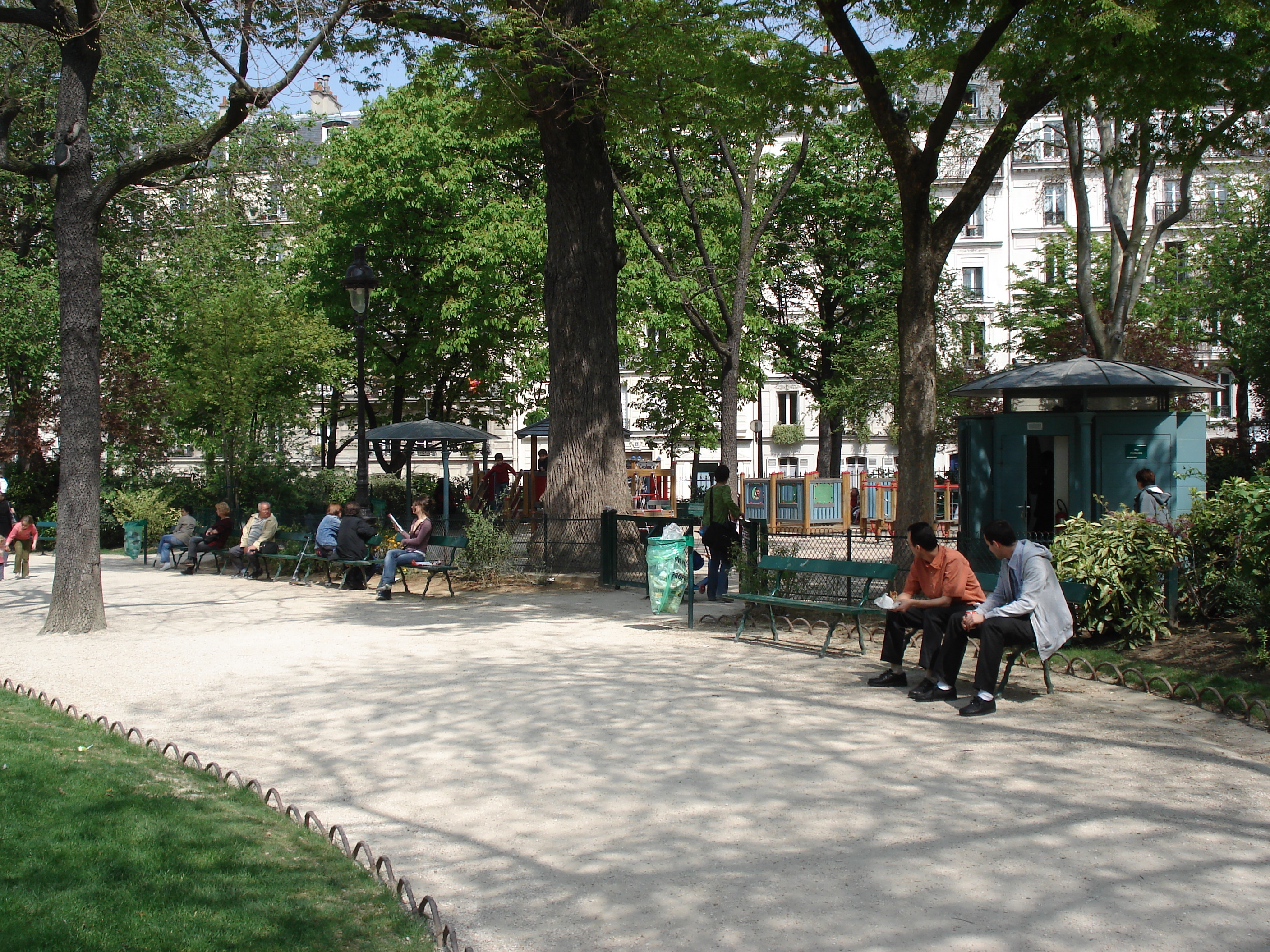 Picture France Paris Square des Batignolles 2006-04 12 - Tours Square des Batignolles