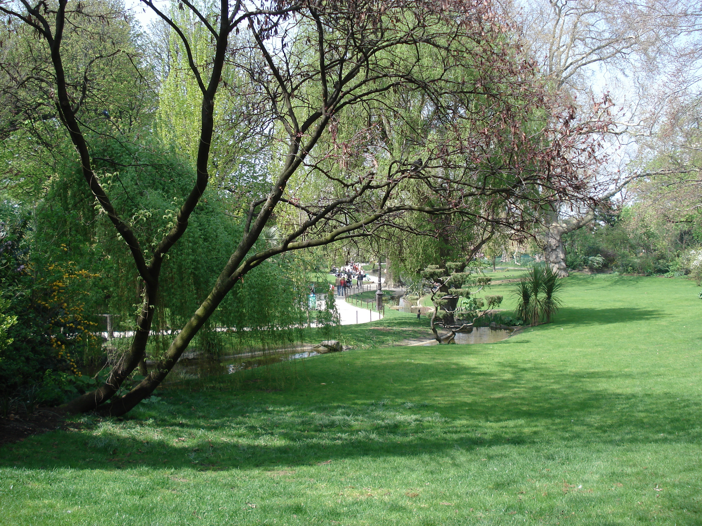 Picture France Paris Square des Batignolles 2006-04 15 - Tours Square des Batignolles