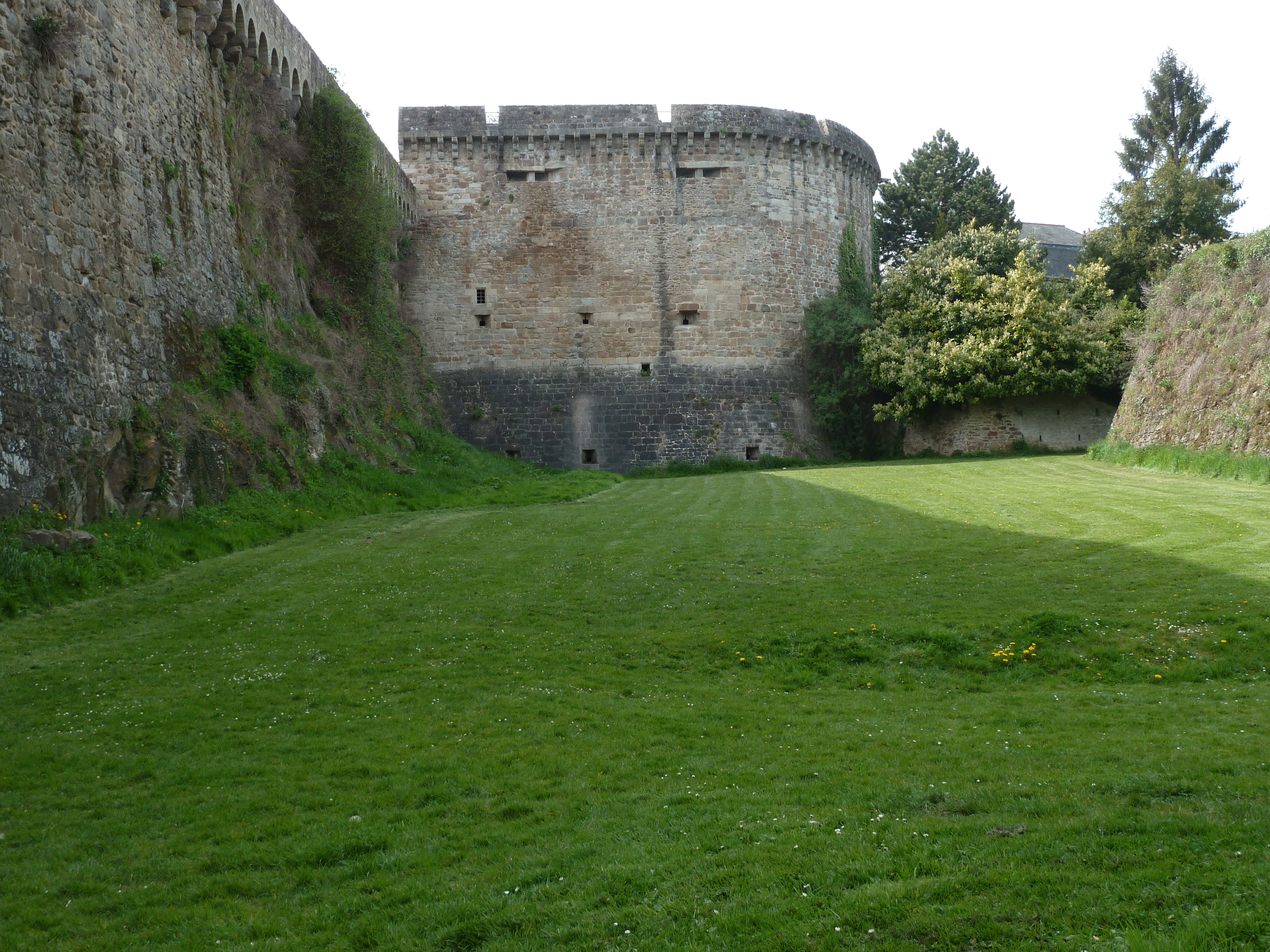 Picture France Dinan Dinan city walls 2010-04 17 - History Dinan city walls