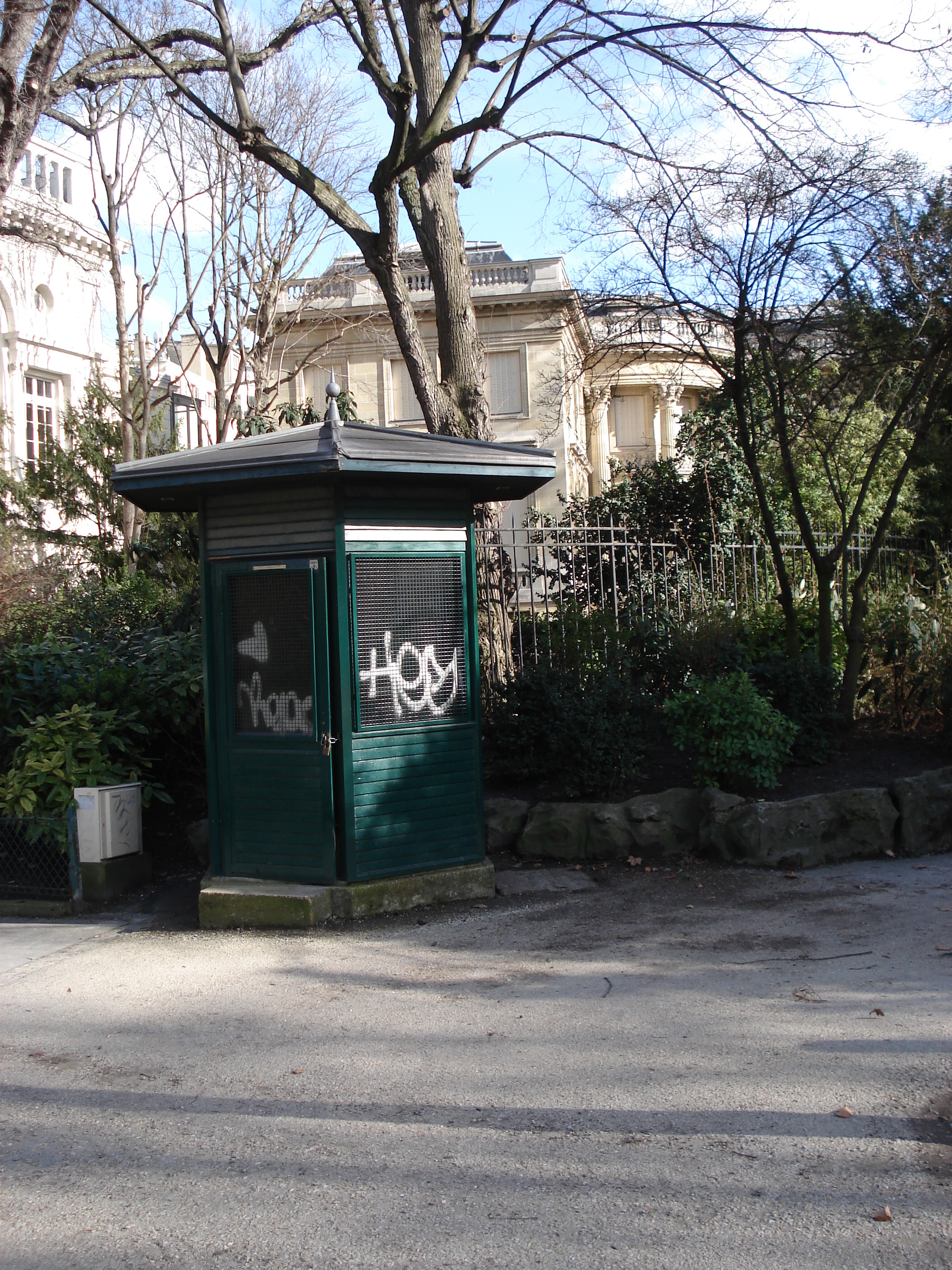 Picture France Paris Monceau Garden 2006-03 64 - Around Monceau Garden