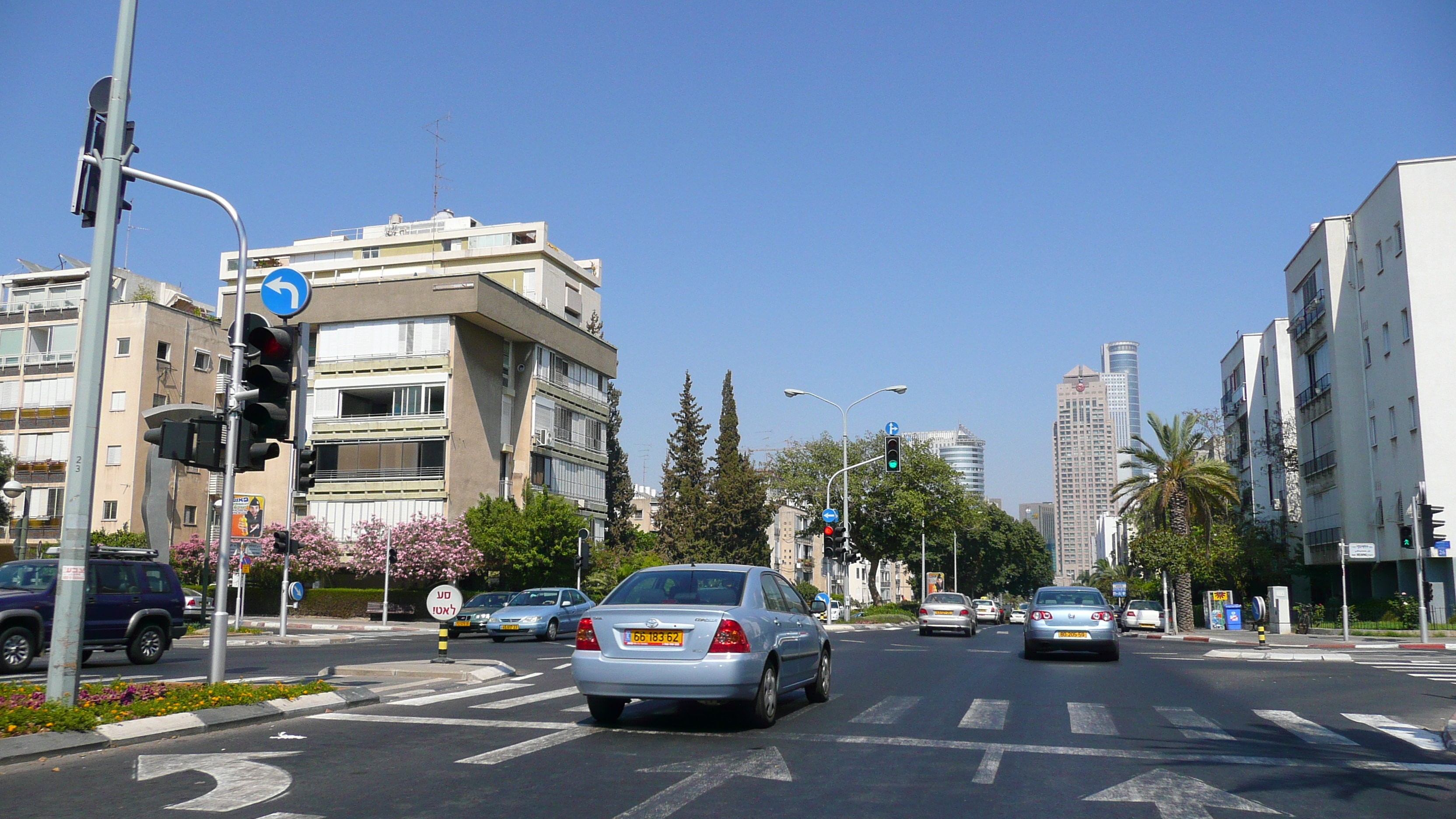 Picture Israel Tel Aviv Jabotinsky Street 2007-06 8 - Tour Jabotinsky Street