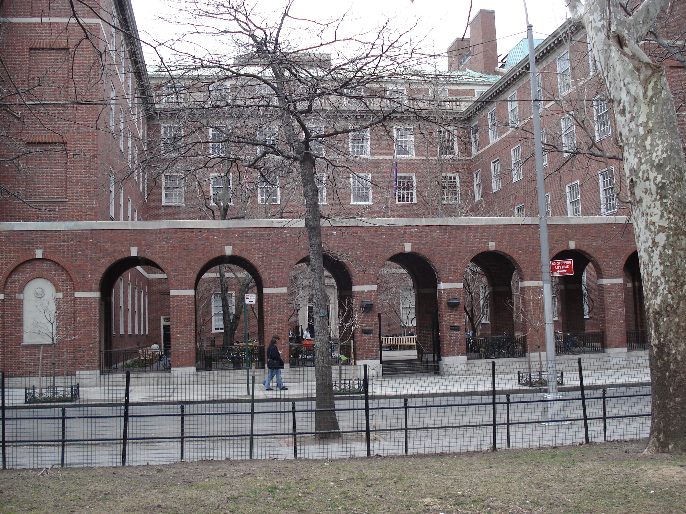 Picture United States New York Washington Square 2006-03 15 - Center Washington Square