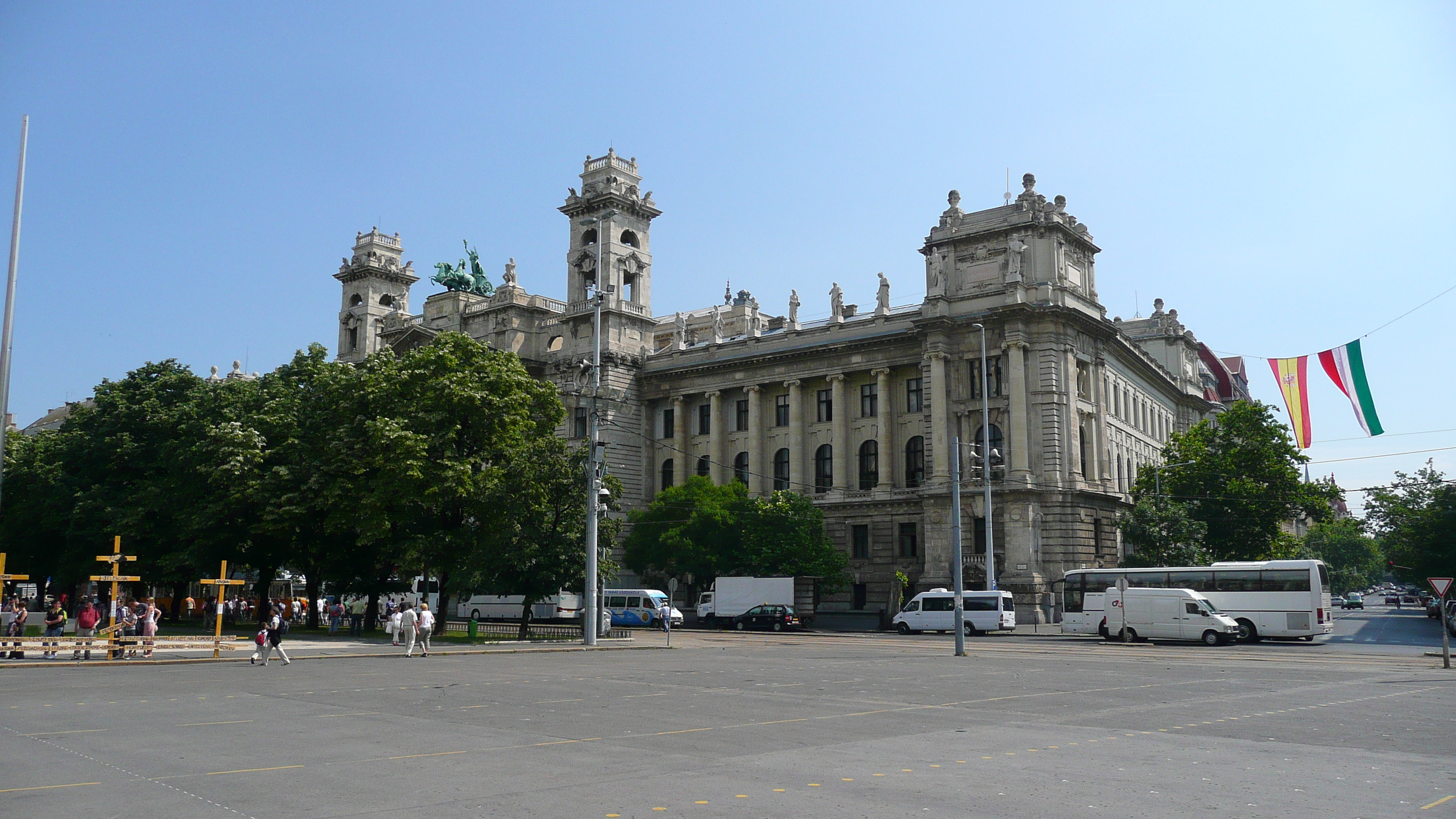 Picture Hungary Budapest Budapest Parliament 2007-06 53 - Around Budapest Parliament