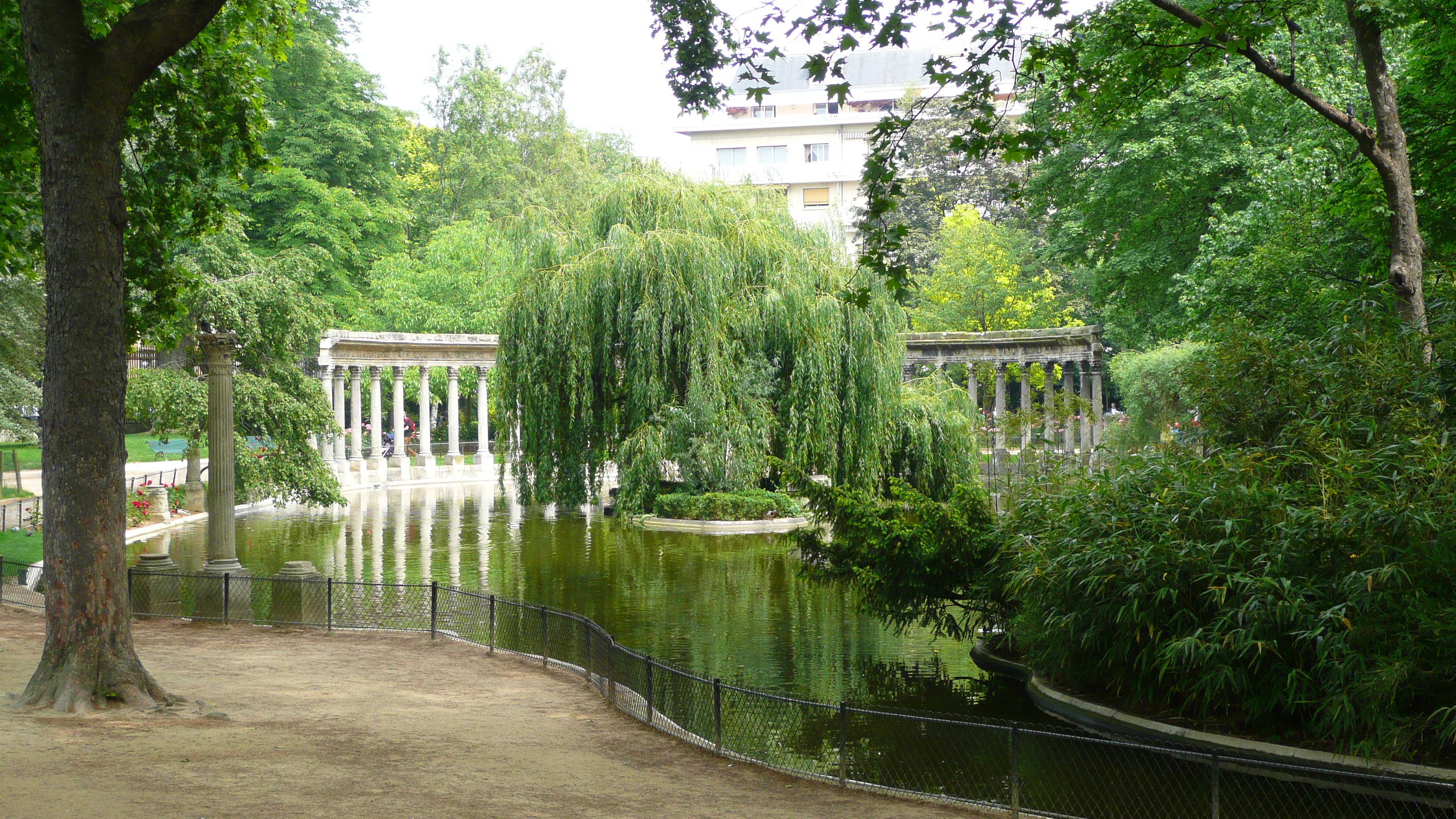 Picture France Paris Monceau Garden 2007-06 26 - Center Monceau Garden