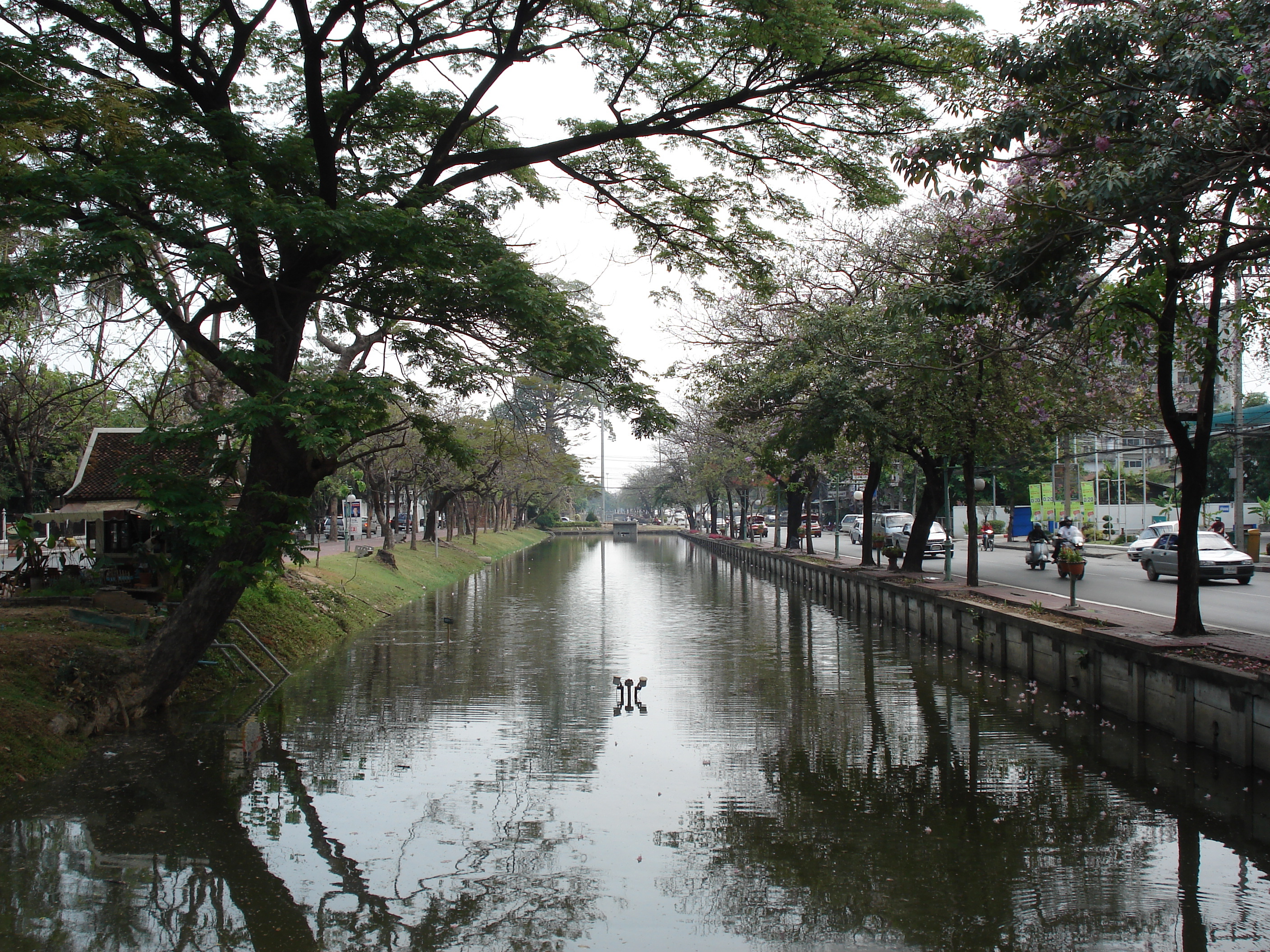 Picture Thailand Chiang Mai Inside Canal Bamrungburi road (Canal) 2006-04 6 - Discovery Bamrungburi road (Canal)