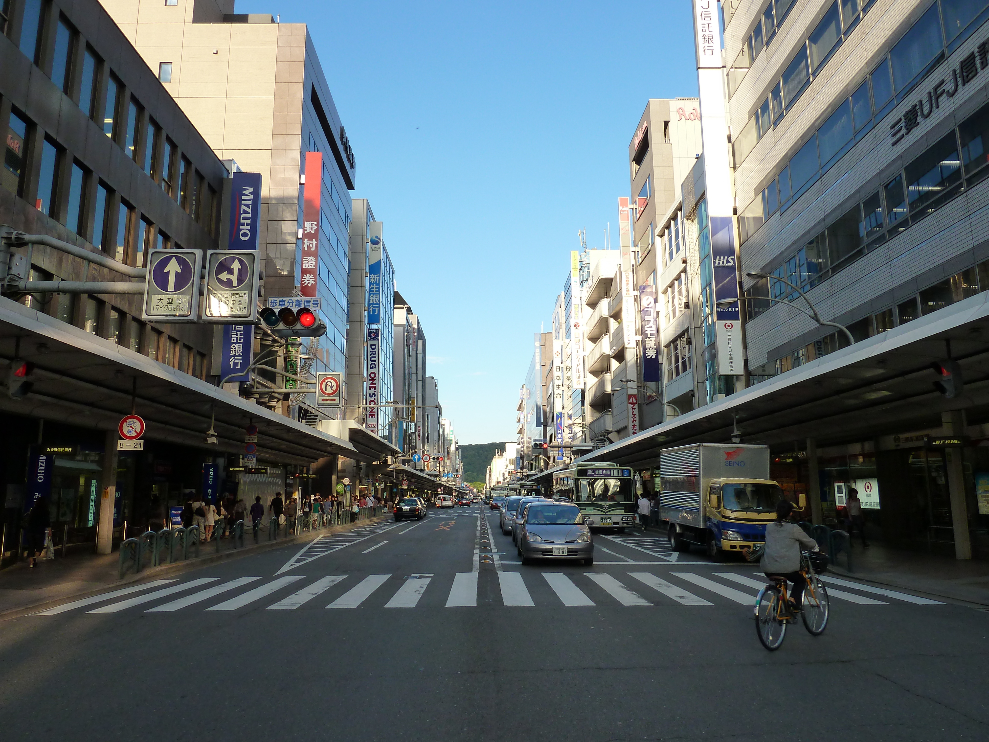 Picture Japan Kyoto Shijo dori 2010-06 22 - Center Shijo dori