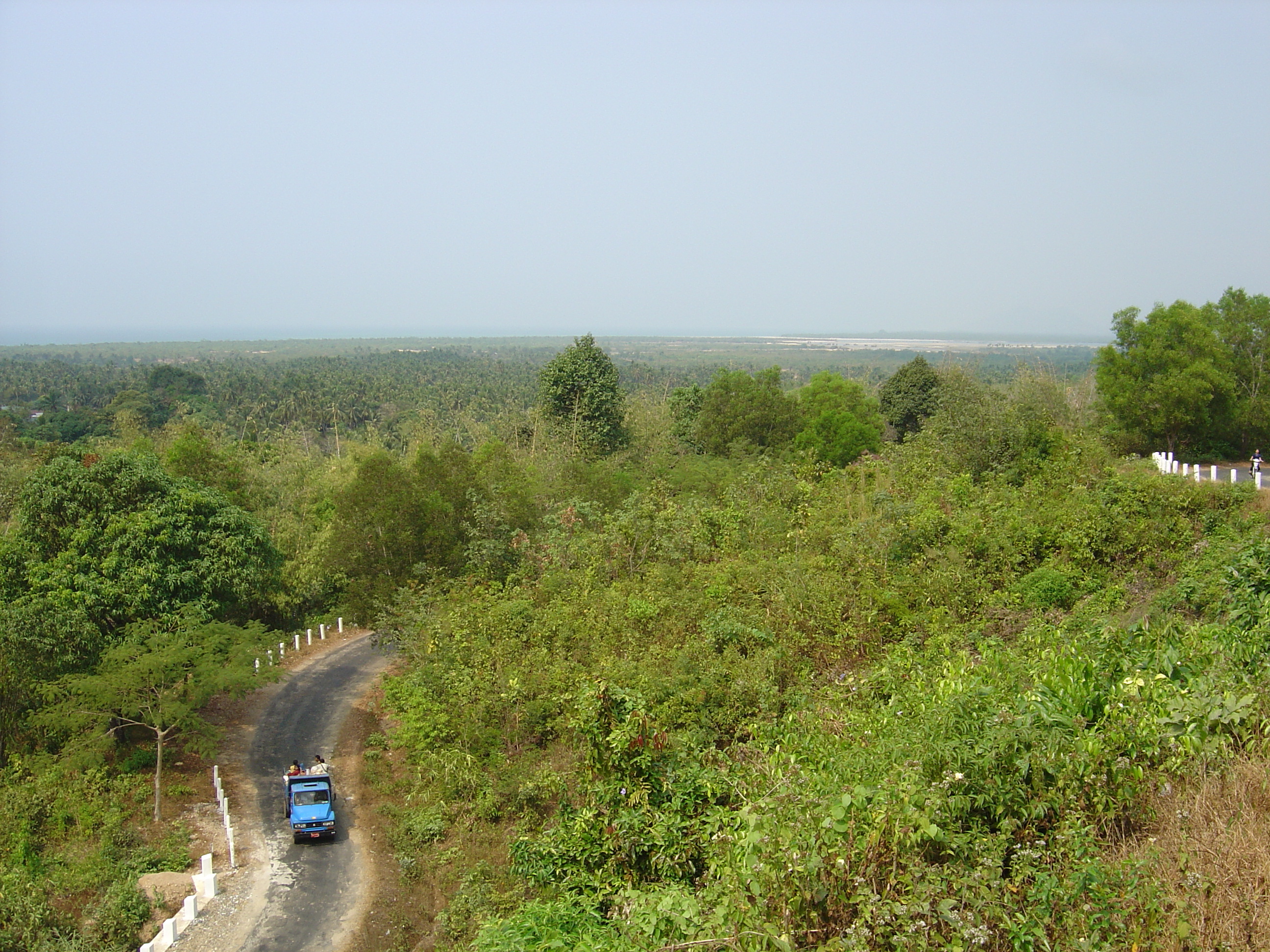 Picture Myanmar Road from Dawei to Maungmagan beach 2005-01 11 - Center Road from Dawei to Maungmagan beach