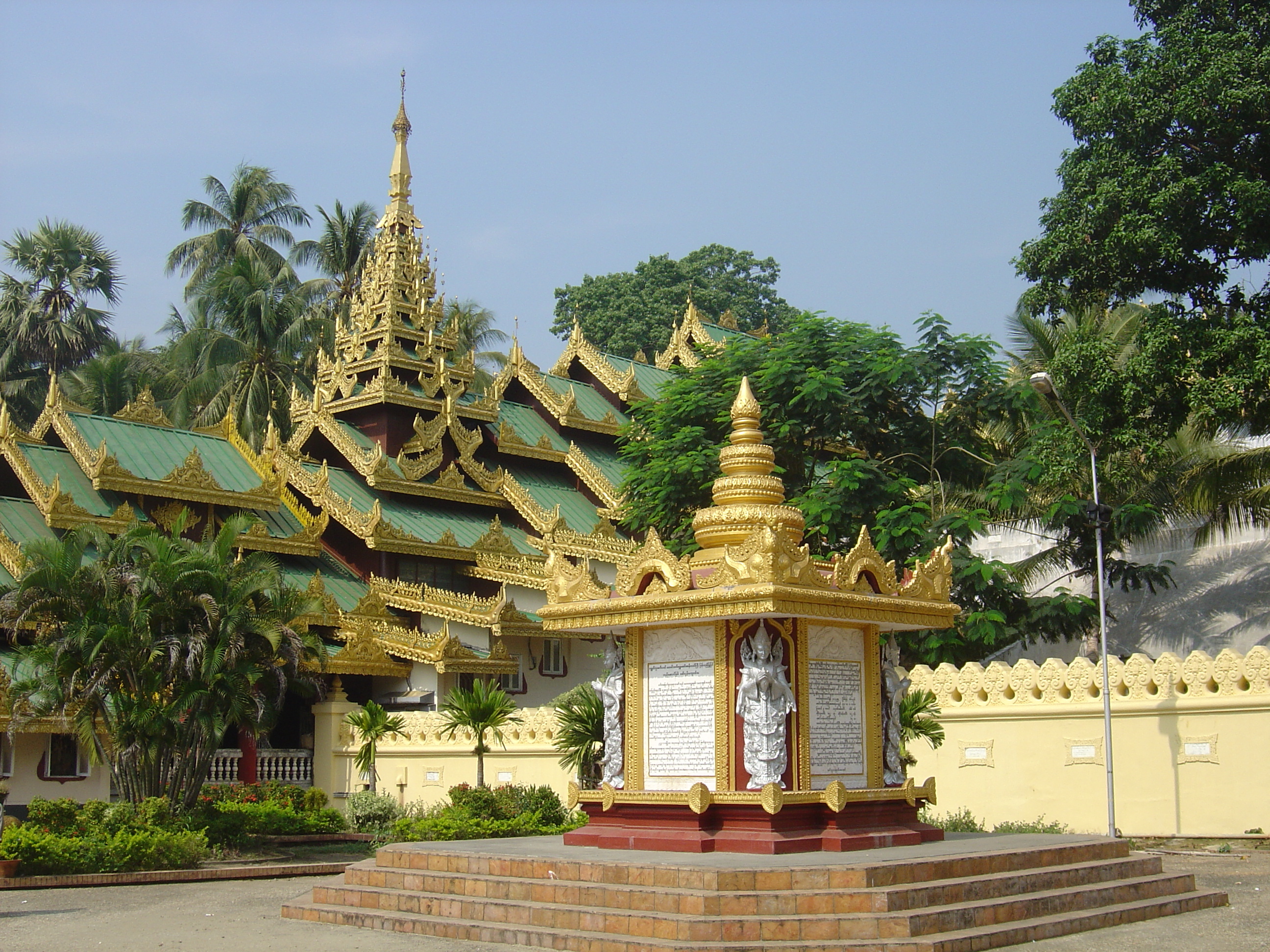 Picture Myanmar Yangon Shwedagon Pagoda 2005-01 5 - Tours Shwedagon Pagoda