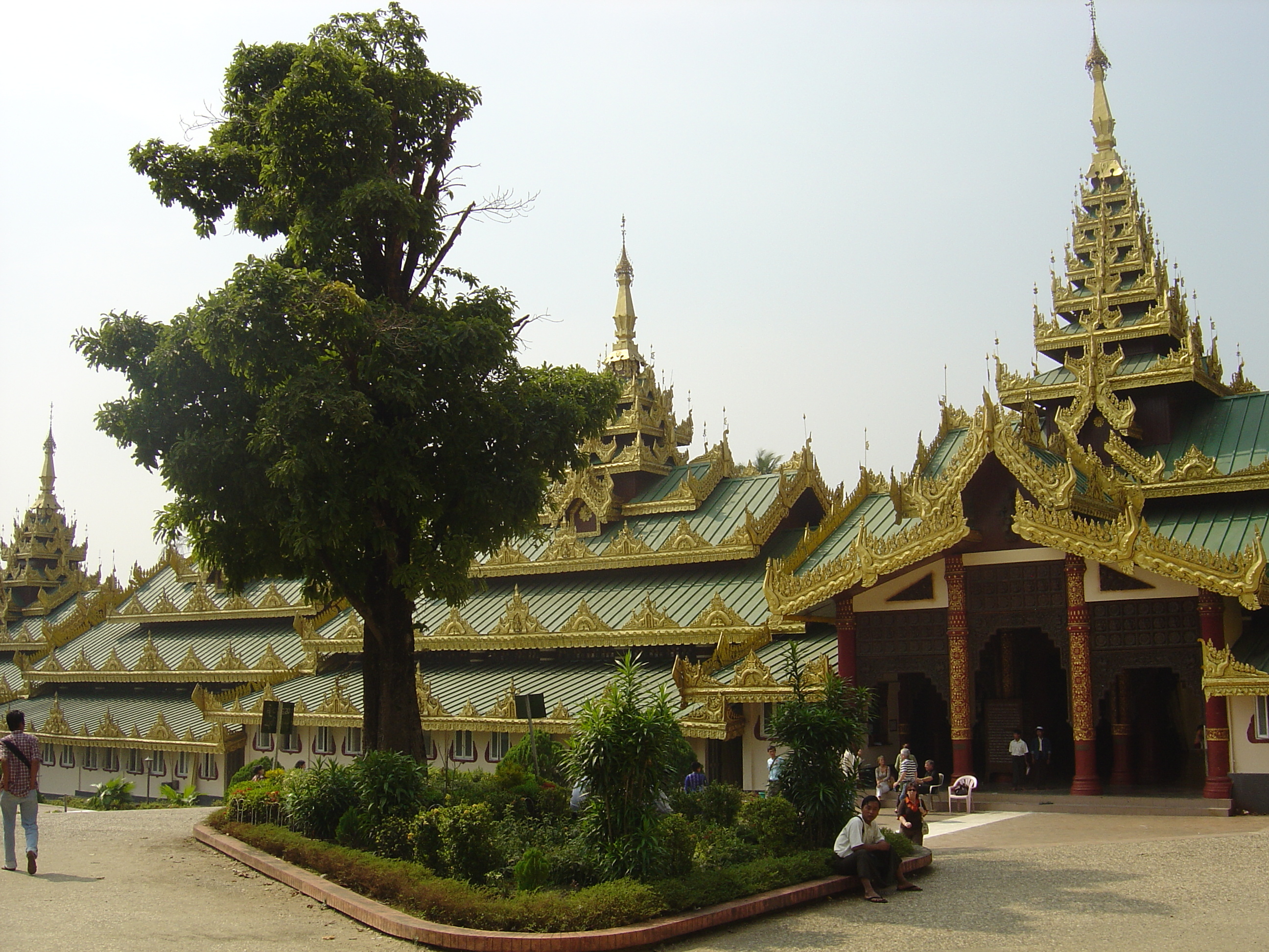 Picture Myanmar Yangon Shwedagon Pagoda 2005-01 0 - Recreation Shwedagon Pagoda