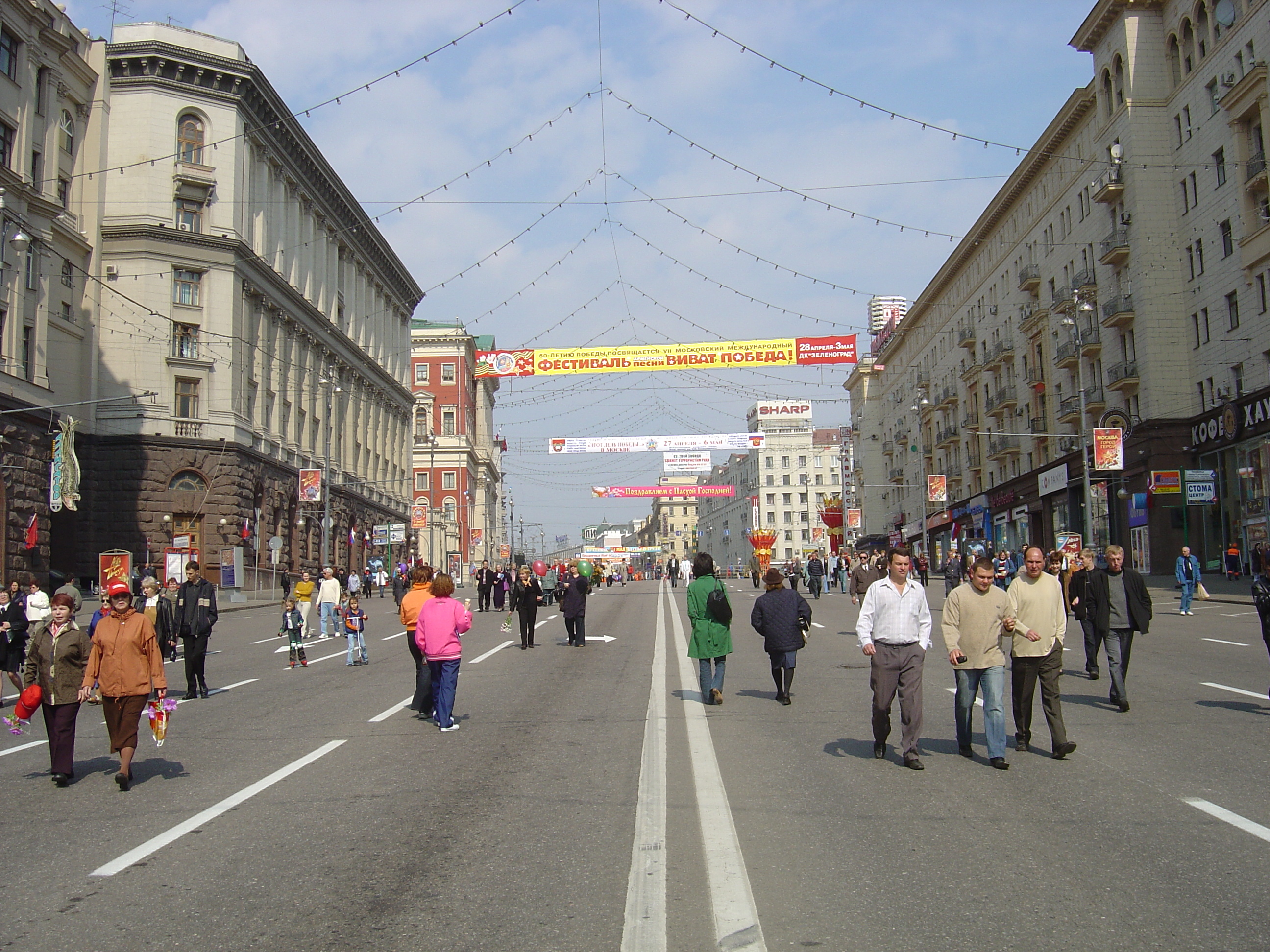 Picture Russia Moscow Tverskaja Street 2005-04 36 - Tour Tverskaja Street