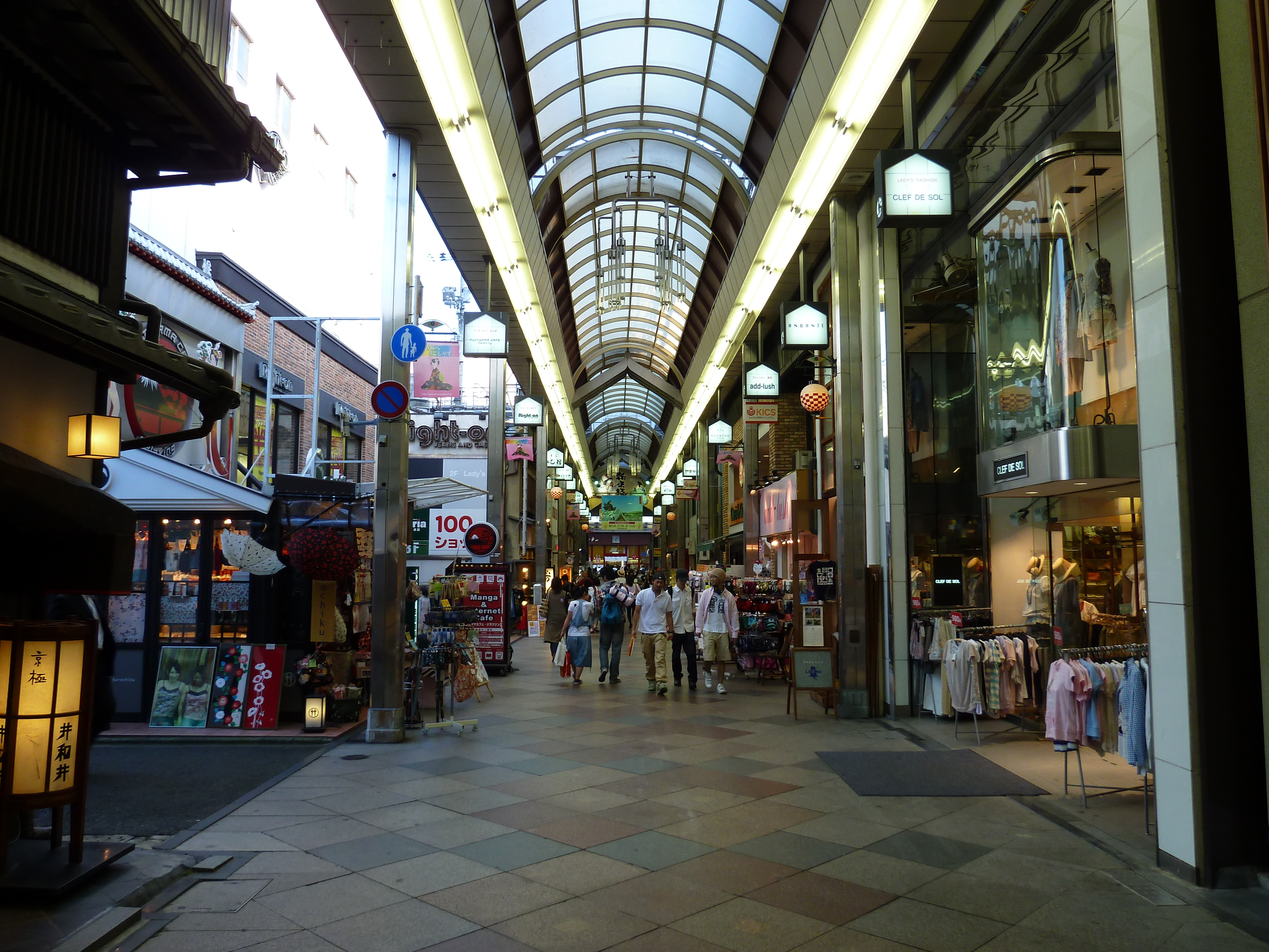 Picture Japan Kyoto Shijo dori 2010-06 74 - Journey Shijo dori